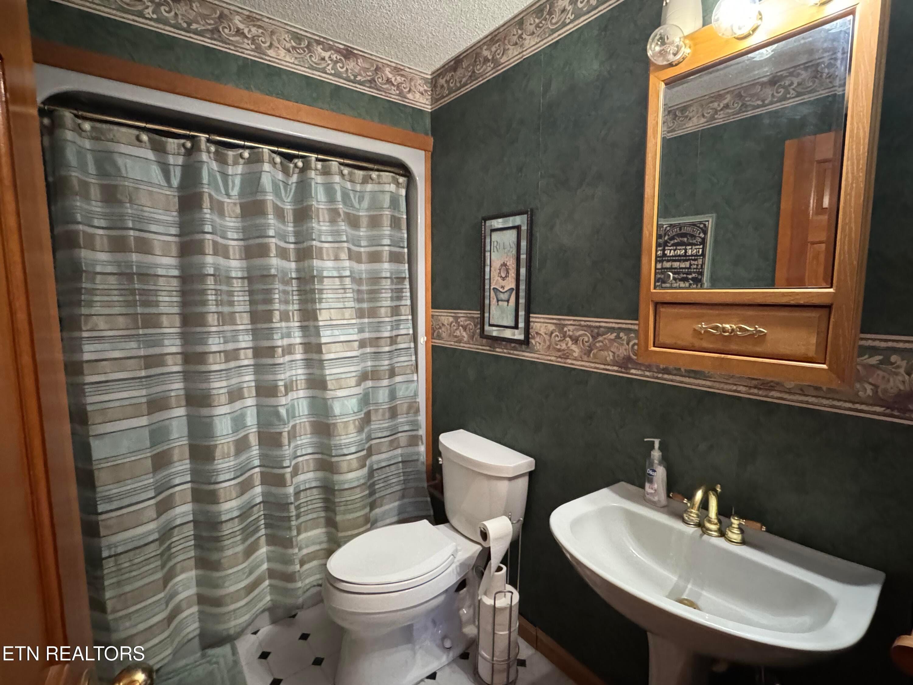 Hall Bath on Main - 2961 Forge Ridge Rd, Harrogate, TN 37752, Harrogate