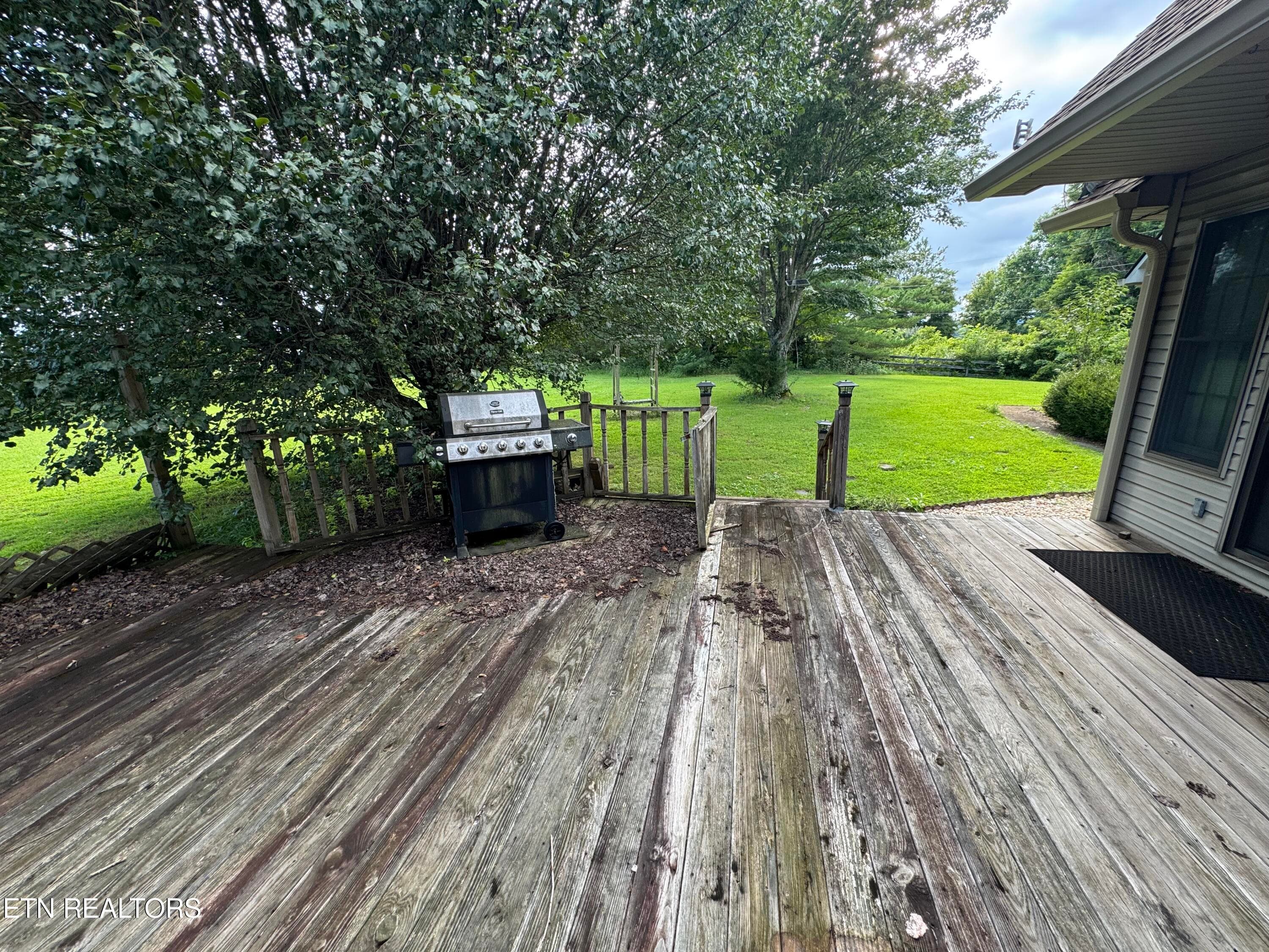 Large outdoor deck - 2961 Forge Ridge Rd, Harrogate, TN 37752, Harrogate