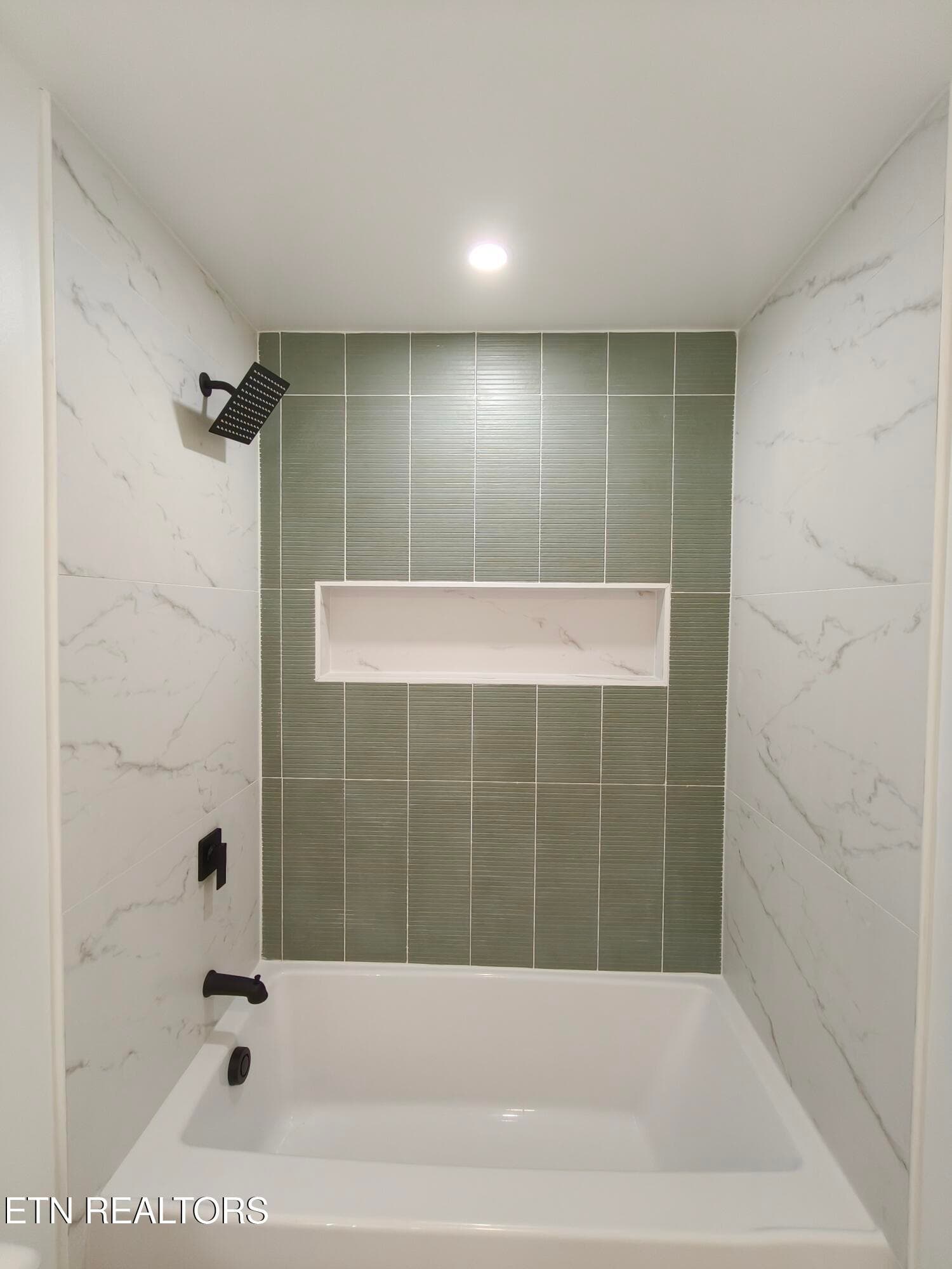 17_Secondary_Bath_Tub - 4419 Platinum Drive, Knoxville, TN 37938, Knoxville