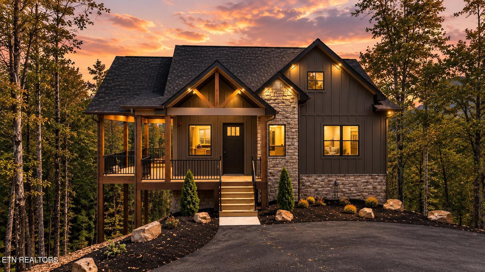 Twilight Urban Bronze Mountain Retreat - 4449 Whetstone Rd, Sevierville, TN 37862