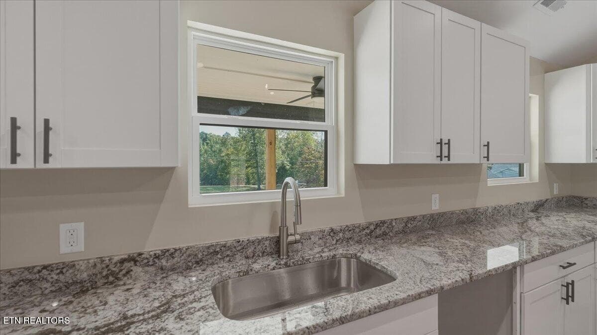 12-Kitchen - 105 Van Stowe Rd, Harriman, TN 37748, Harriman