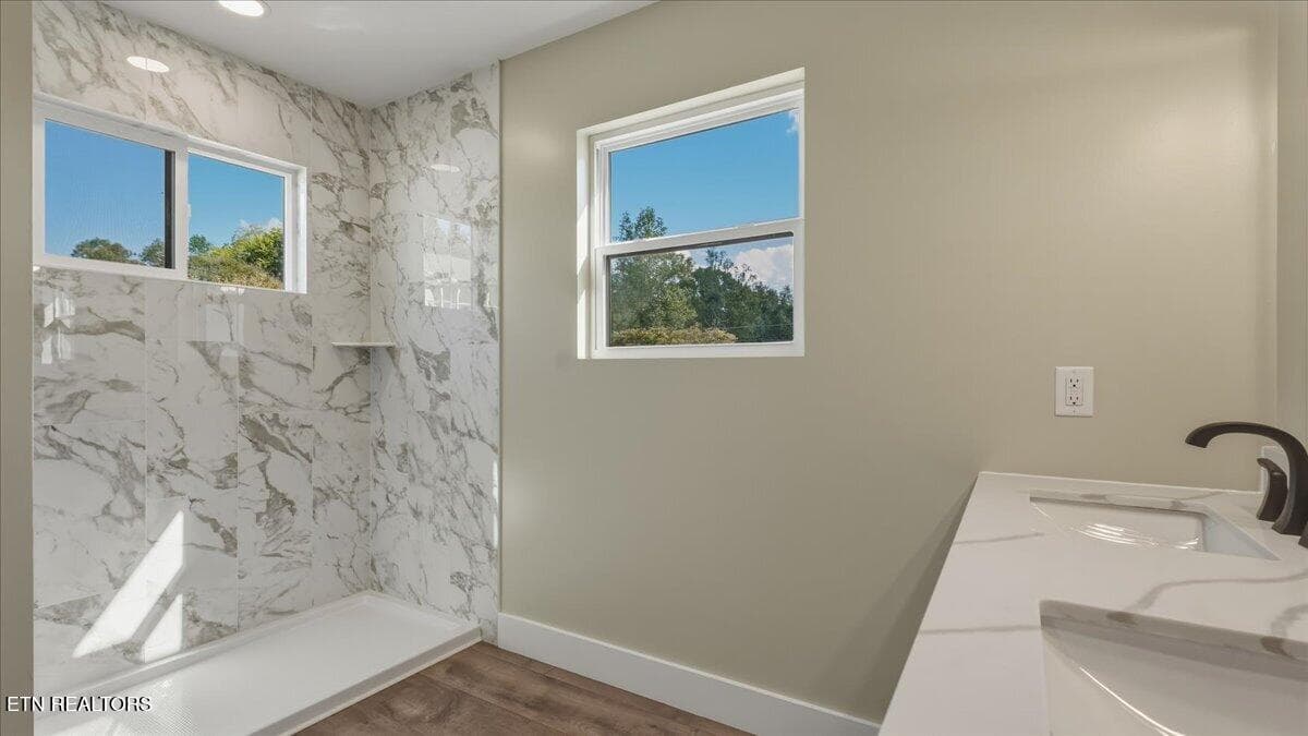 17-Priamary Bath - 105 Van Stowe Rd, Harriman, TN 37748, Harriman