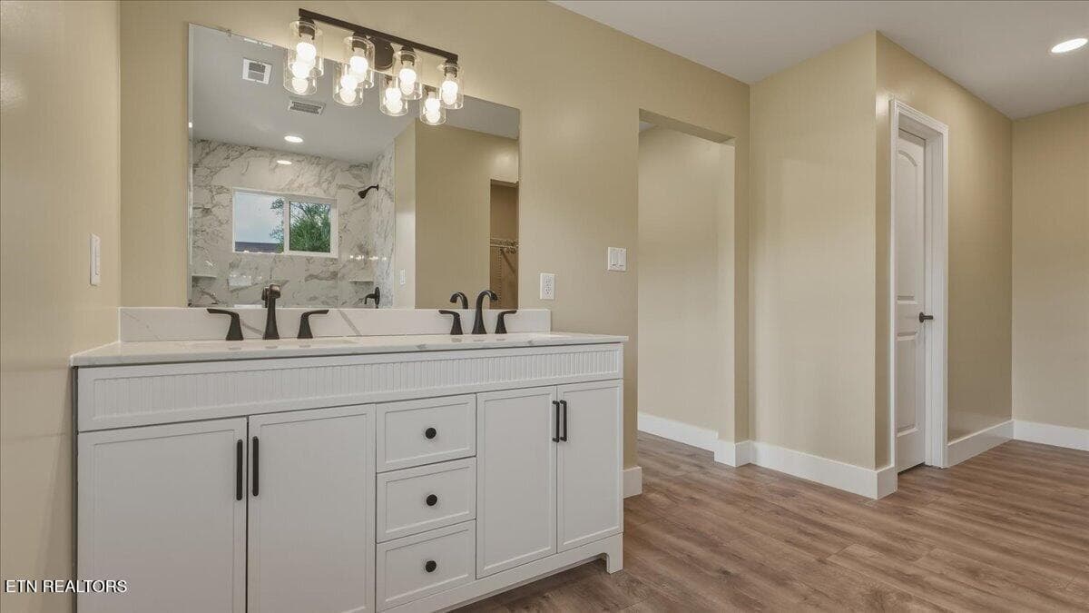 18-Priamary Bath - 105 Van Stowe Rd, Harriman, TN 37748, Harriman
