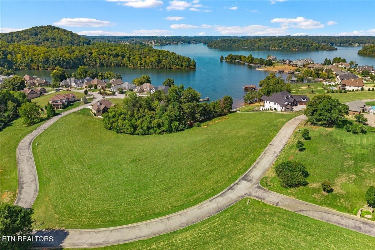 135 Amblecrest Drive, Vonore, TN 37885