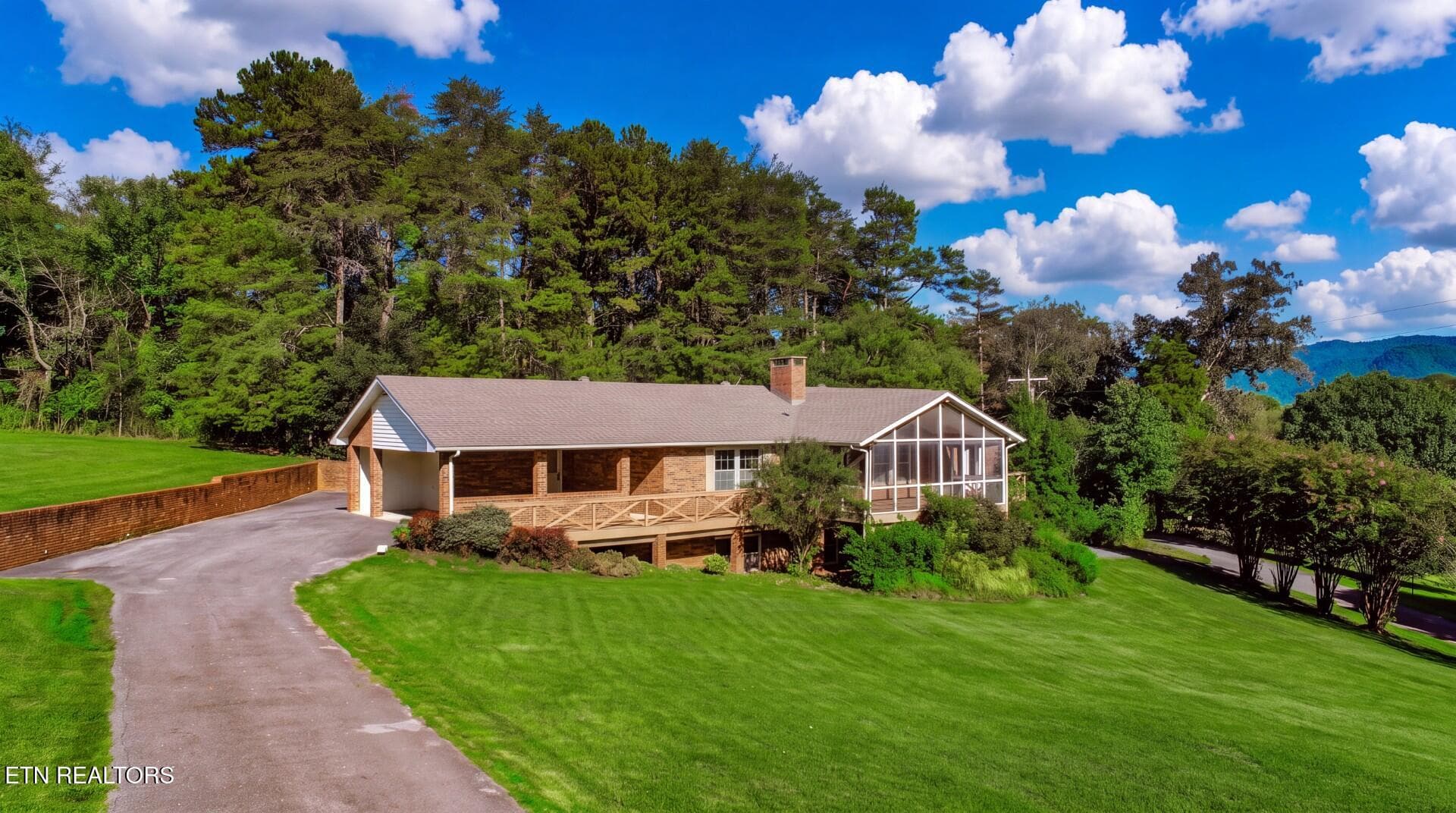1235 Golf Course Rd, Newport, TN 37821