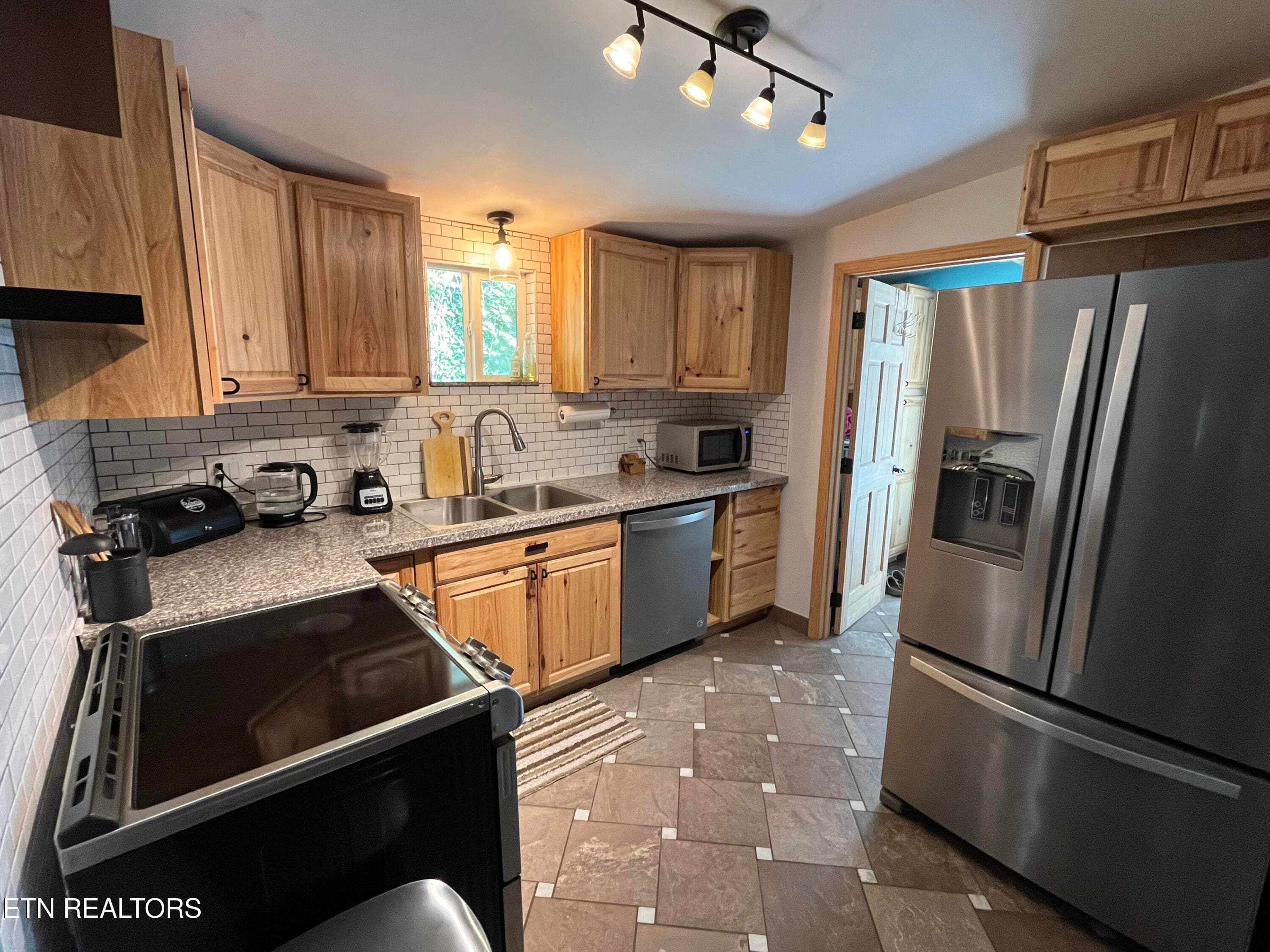 11_beyc6ab684805b7ee - 8922 Pedigo Road Rd, Powell, TN 37849