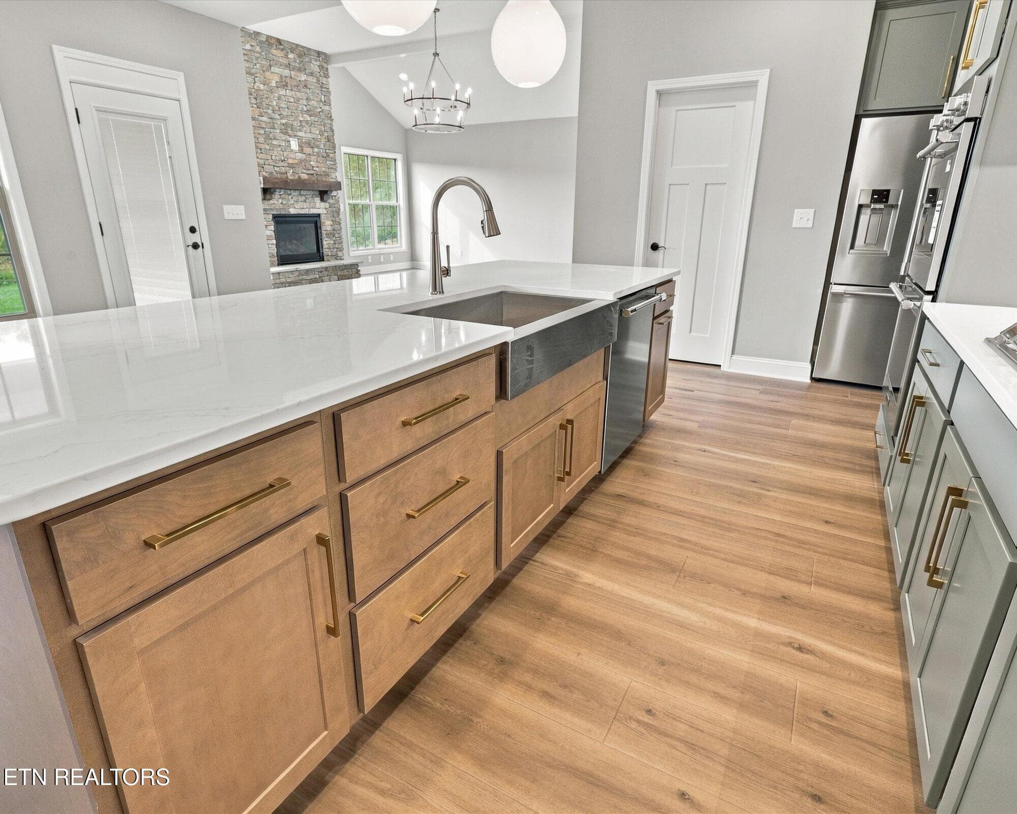 Farmhouse Sink - 1828 Hickory Reserve Rd, Knoxville, TN 37932