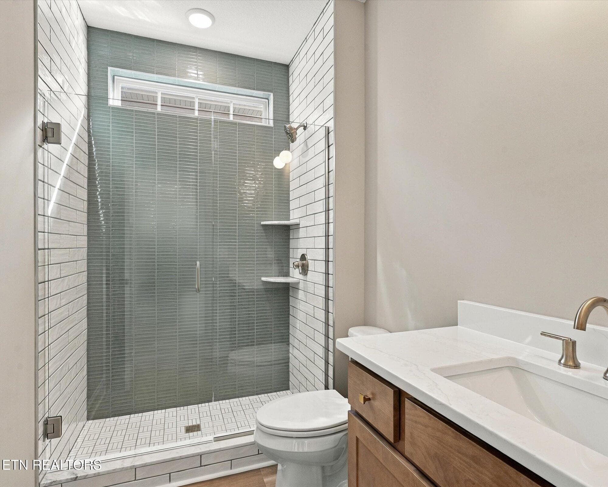 Guest Bath on Main - 1828 Hickory Reserve Rd, Knoxville, TN 37932