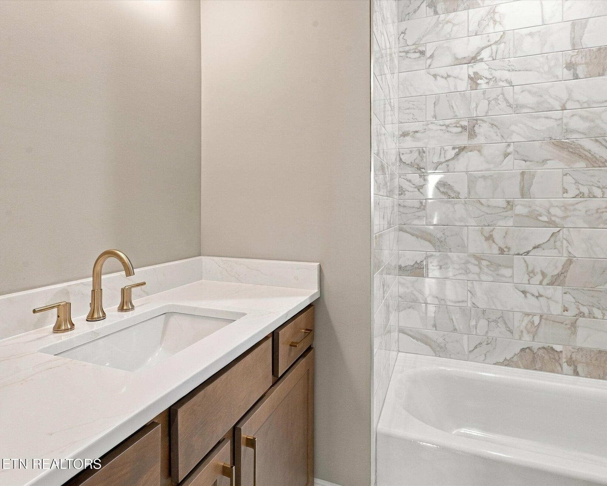 Bath 4 Upstairs - 1828 Hickory Reserve Rd, Knoxville, TN 37932