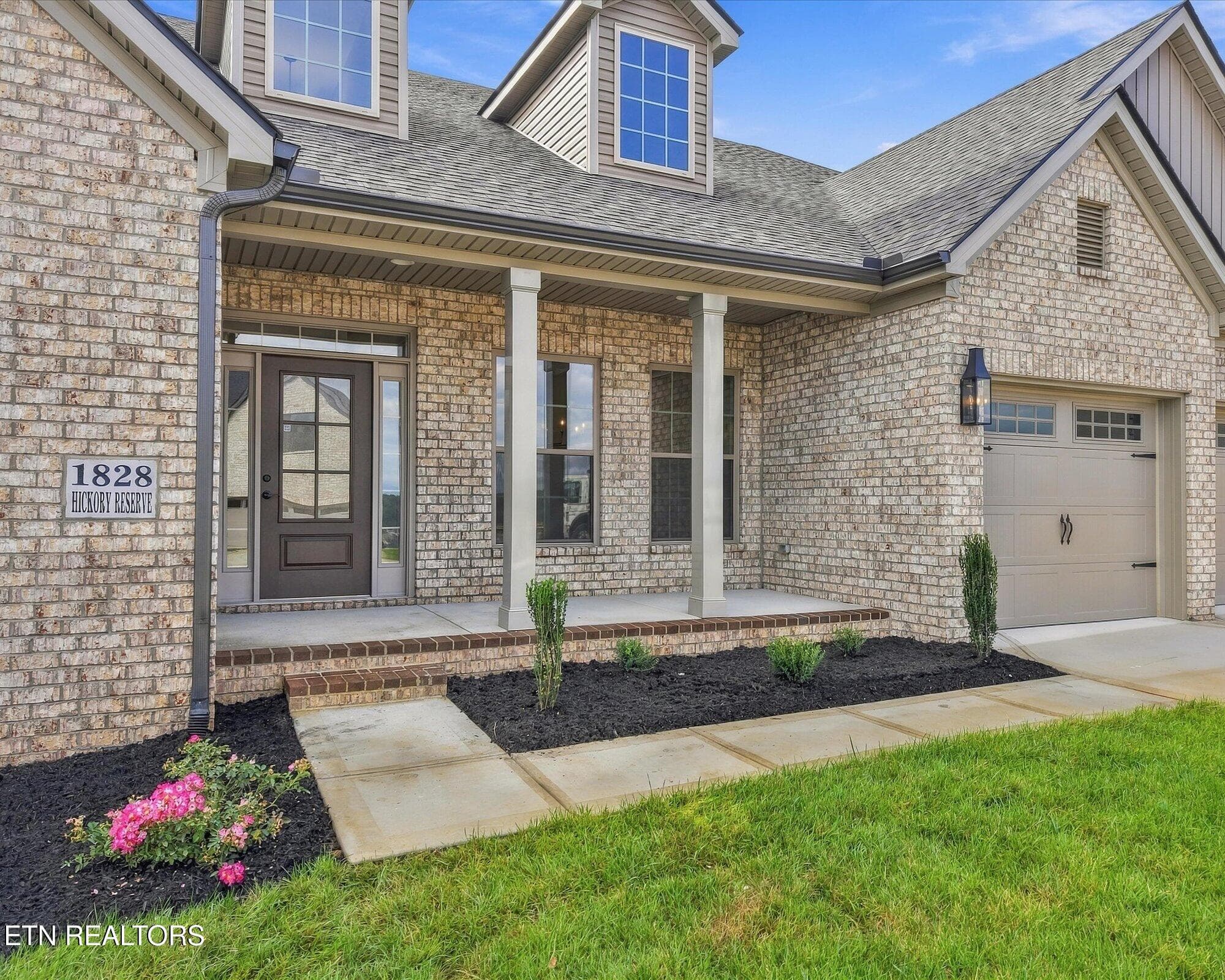 Covered Front Porch - 1828 Hickory Reserve Rd, Knoxville, TN 37932