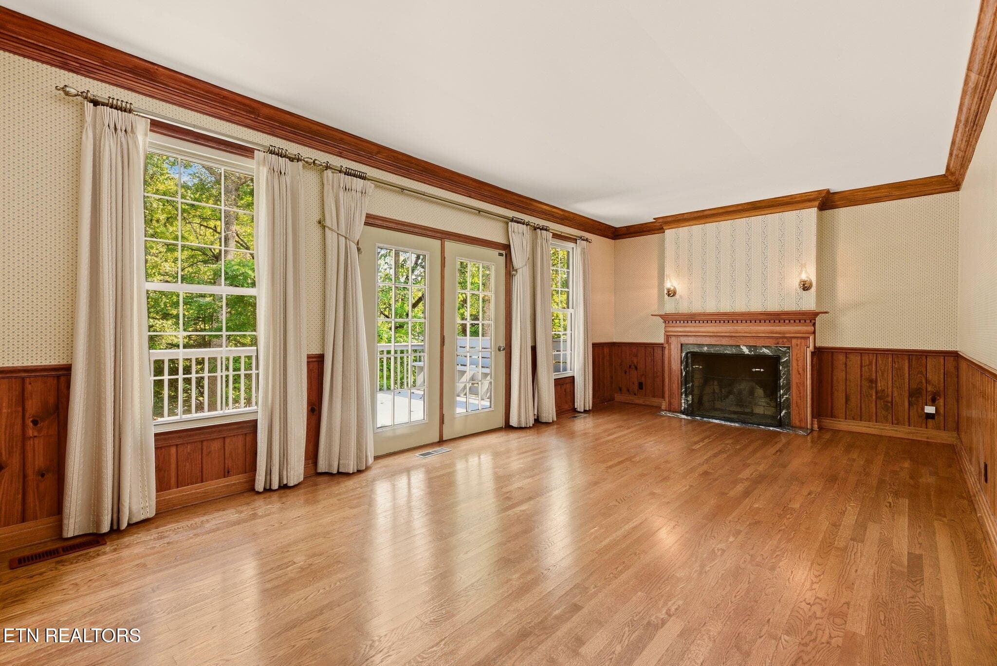 Large den on main w/fireplace - 108 Amanda Place, Oak Ridge, TN 37830, Oak Ridge