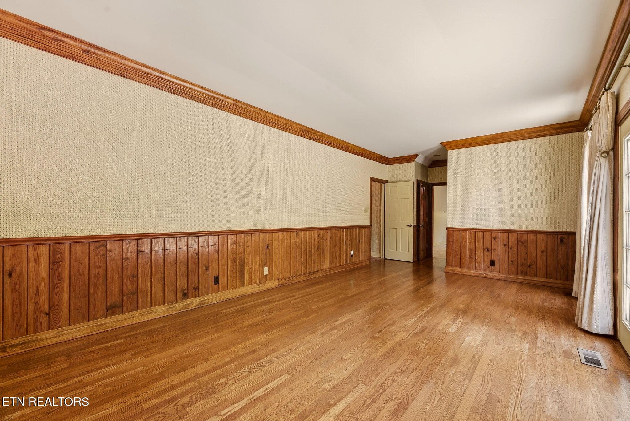 Den w/hardwoods on main - 108 Amanda Place, Oak Ridge, TN 37830, Oak Ridge