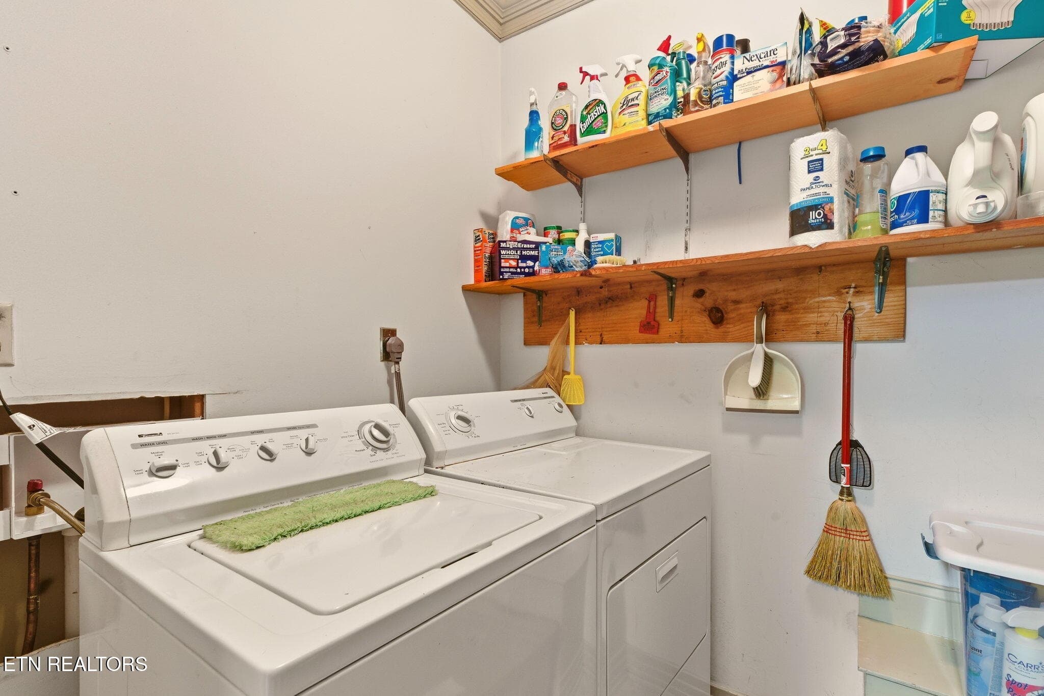 Laundry off kitchen - 108 Amanda Place, Oak Ridge, TN 37830, Oak Ridge
