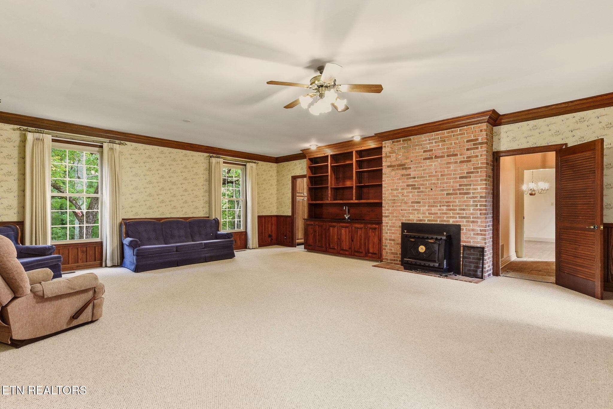 Family room w/wb stove & wet bar - 108 Amanda Place, Oak Ridge, TN 37830, Oak Ridge