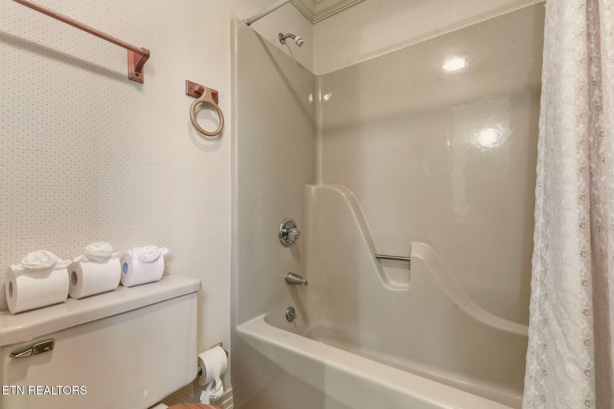 Upstairs hall bath - 108 Amanda Place, Oak Ridge, TN 37830, Oak Ridge