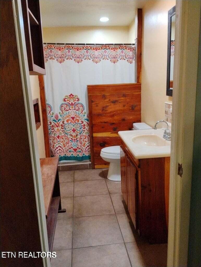 Bath Main house - 1223 Rocky Flats Rd, Cosby, TN 37722, Cosby