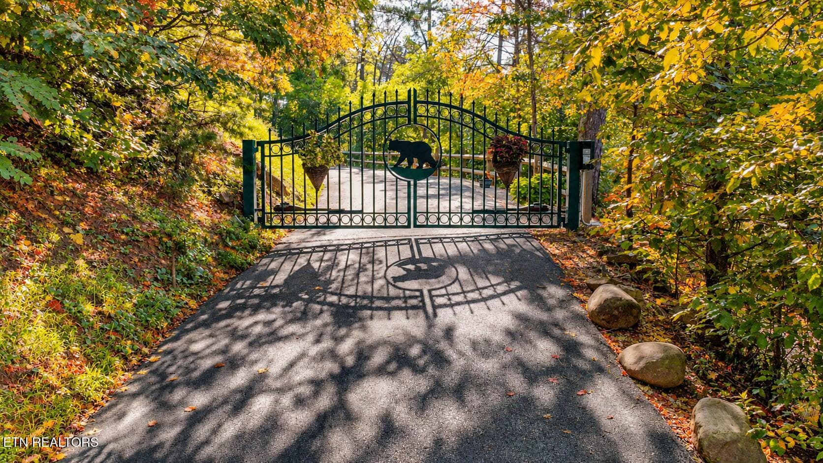 Autumn Bear Gate in the Forest - 3341 Sugar Maple Loop Rd, Sevierville, TN 37862