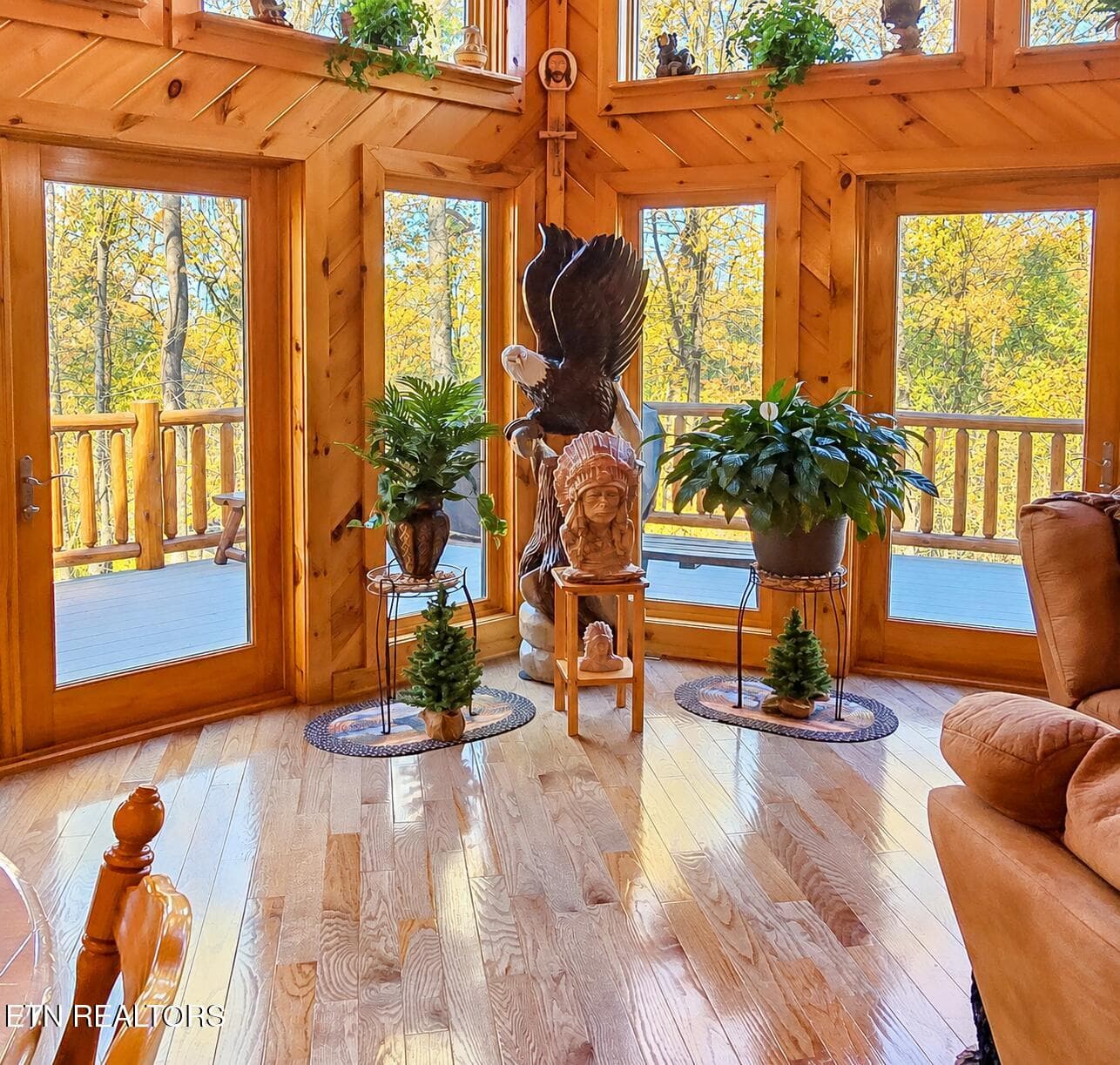 Autumn Light in a Rustic Cabin - 3341 Sugar Maple Loop Rd, Sevierville, TN 37862