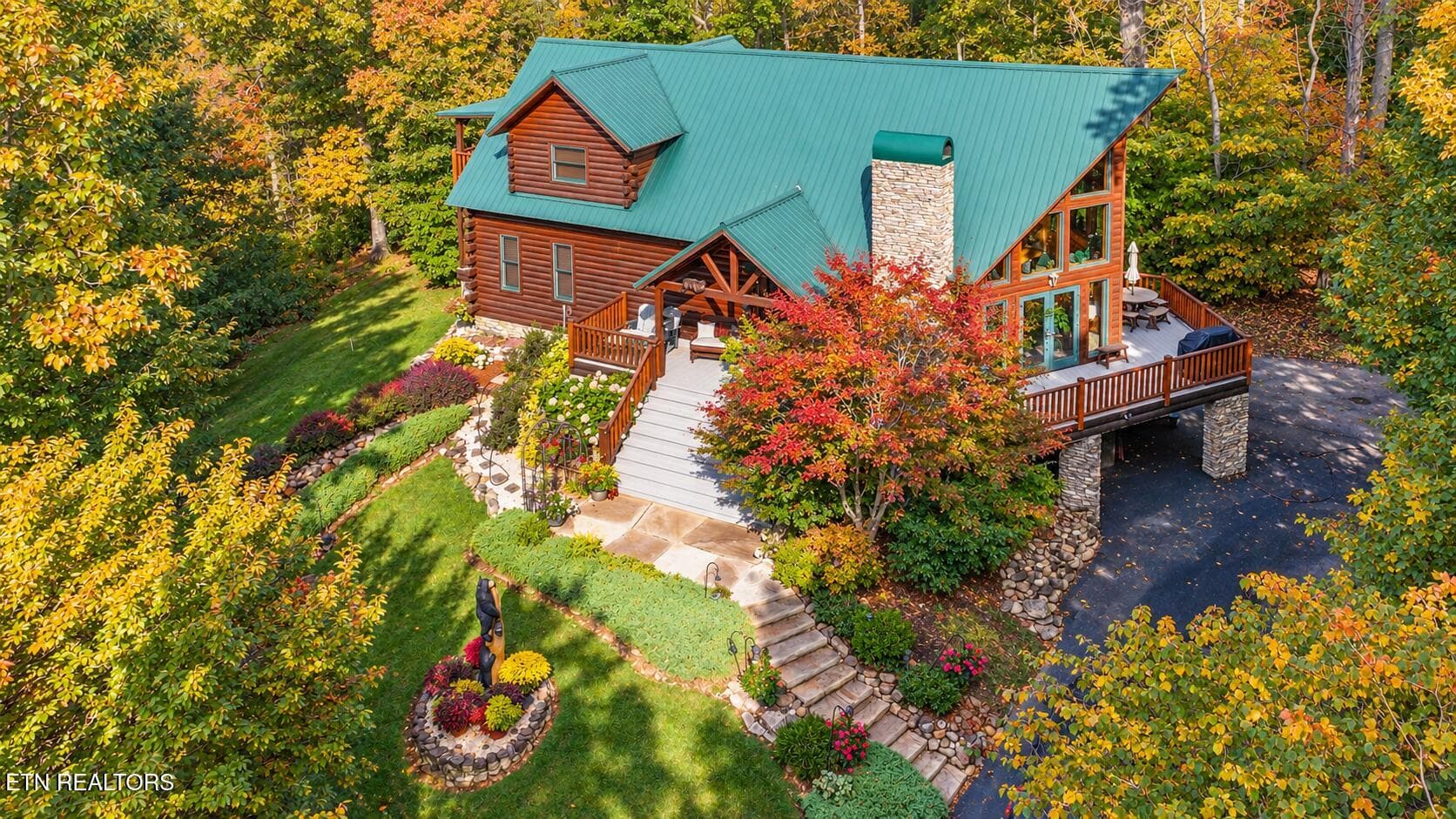 Autumn Log Cabin Woodland Retreat - 3341 Sugar Maple Loop Rd, Sevierville, TN 37862
