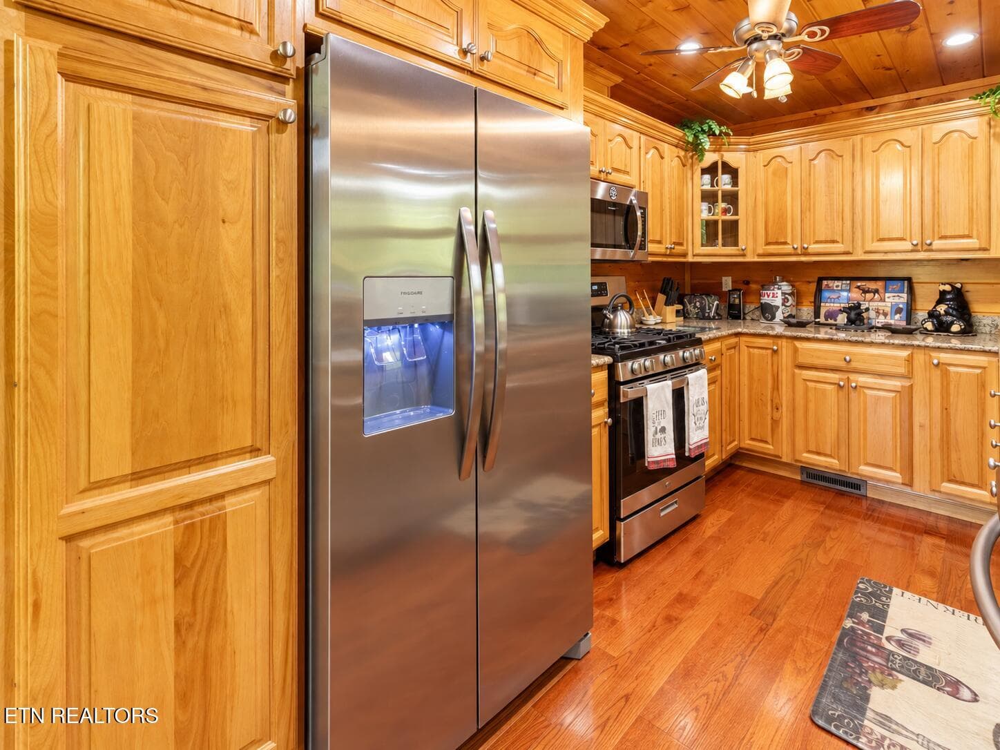 Cozy Rustic Cabin Kitchen - 3341 Sugar Maple Loop Rd, Sevierville, TN 37862