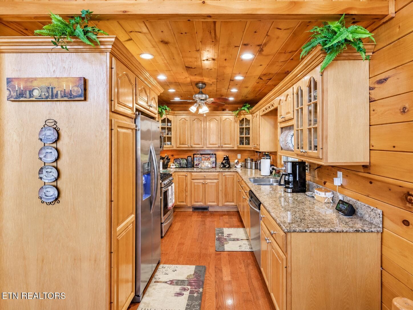 Warm Oak Kitchen Retreat - 3341 Sugar Maple Loop Rd, Sevierville, TN 37862