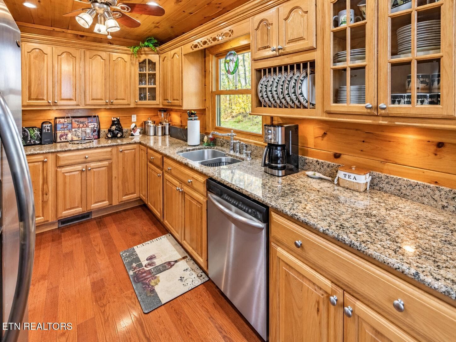 Warm Rustic Cabin Kitchen Retreat - 3341 Sugar Maple Loop Rd, Sevierville, TN 37862