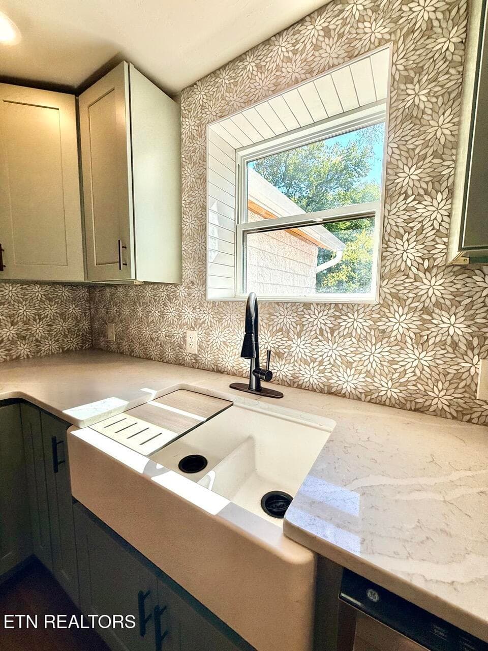 farmhouse kitchen sink - 8752 Gleason Drive, Knoxville, TN 37923, Knoxville
