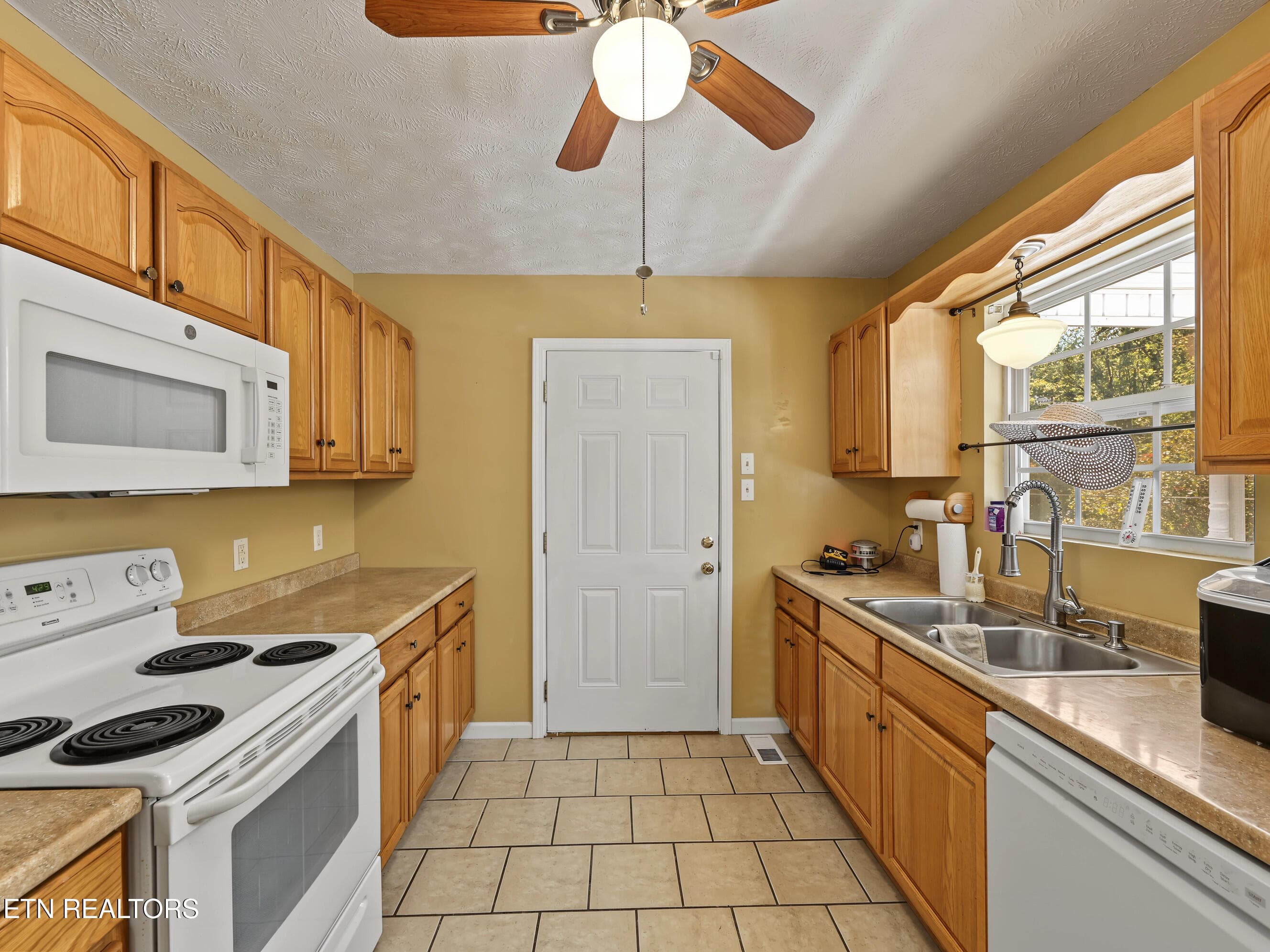 Kitchen - 6060 S Circle Drive, Tallassee, TN 37878, Tallassee