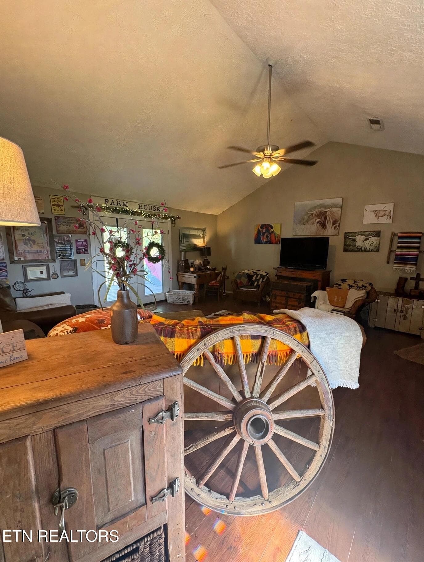 living room - 1674 Goodfield Rd, Decatur, TN 37322