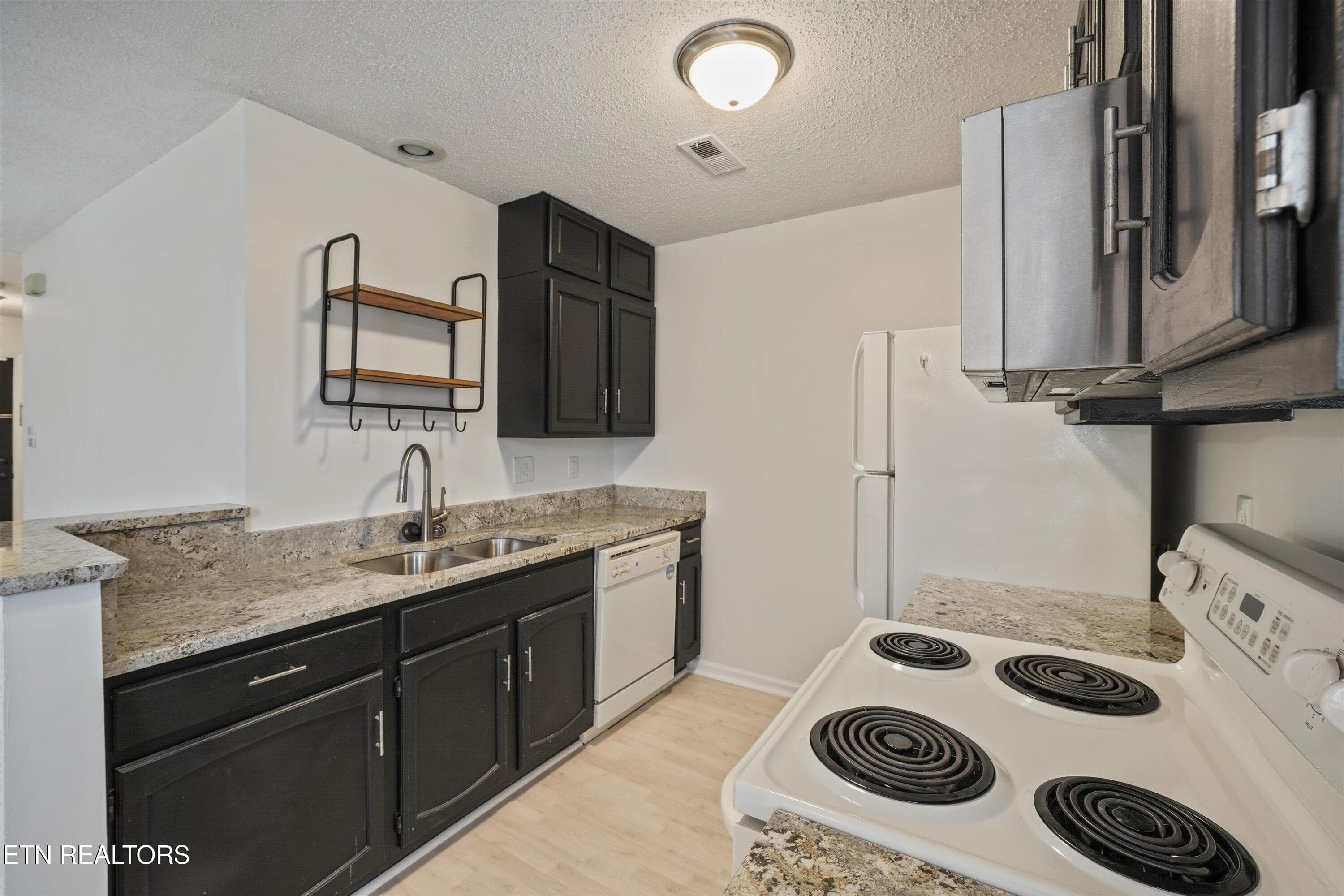 Generous Kitchen - 9005 Fountain Brook Lane, Knoxville, TN 37923, Knoxville
