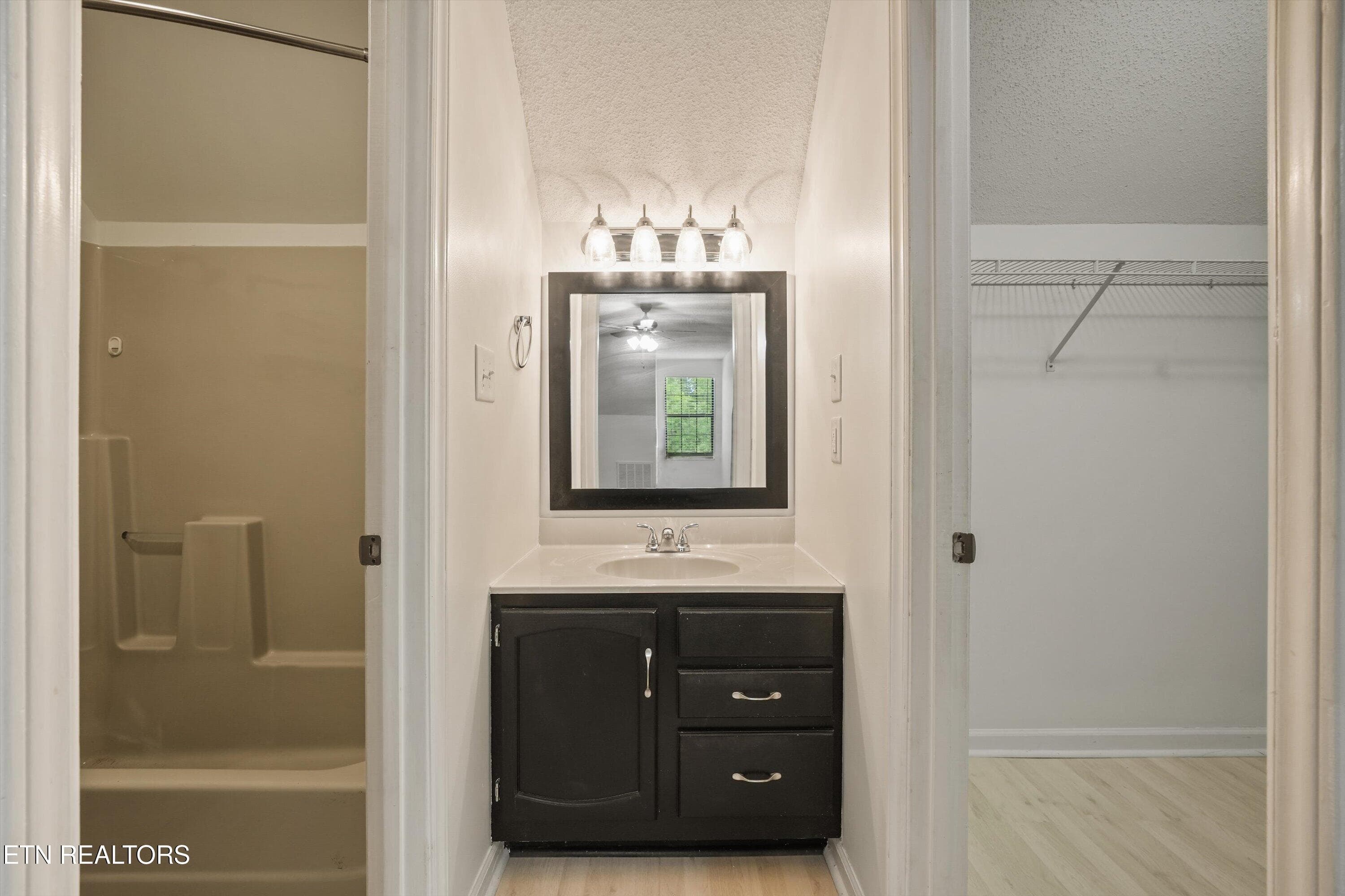 Full Bathroom on Upper Level - 9005 Fountain Brook Lane, Knoxville, TN 37923, Knoxville
