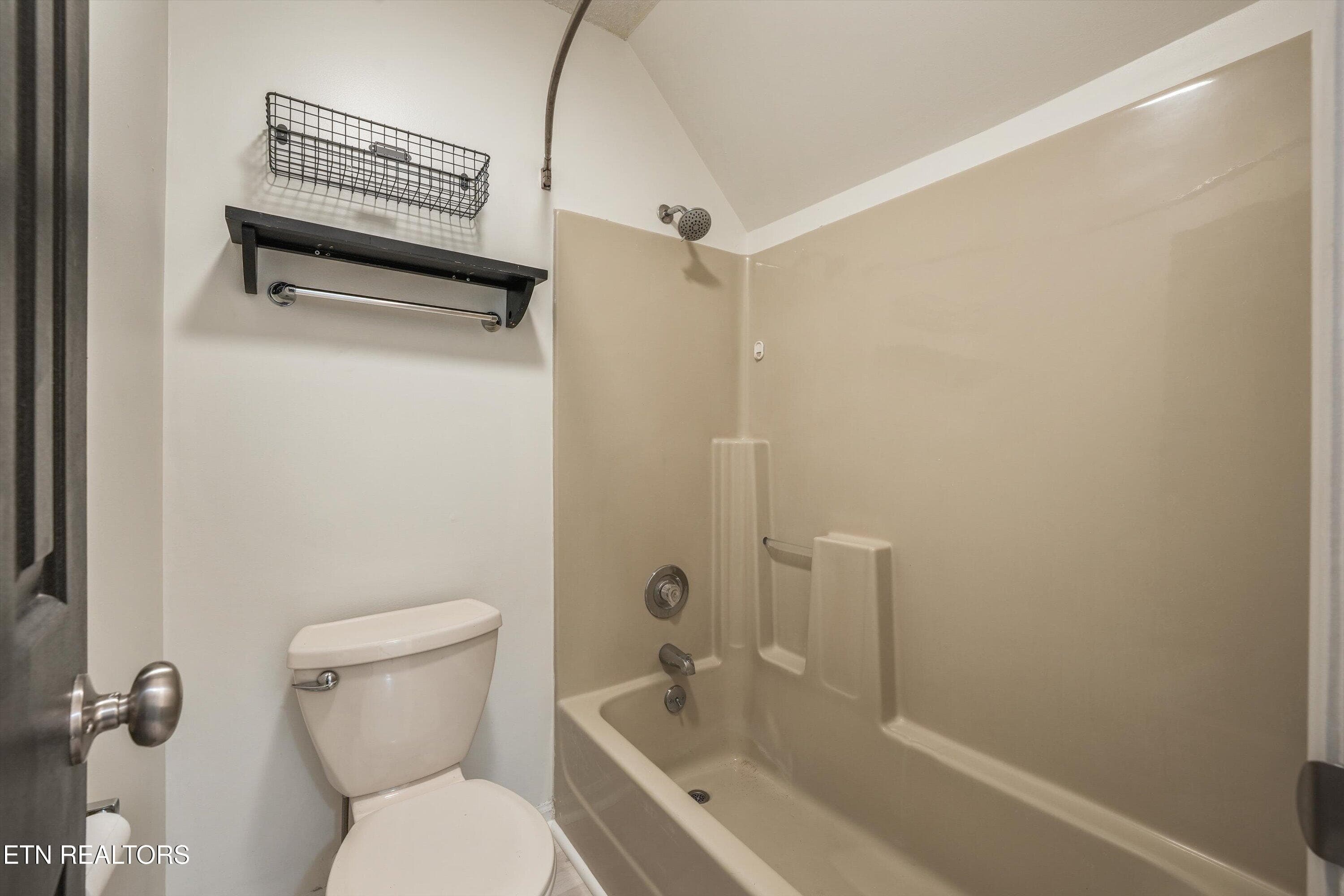 Full Bathroom on Upper Level - 9005 Fountain Brook Lane, Knoxville, TN 37923, Knoxville