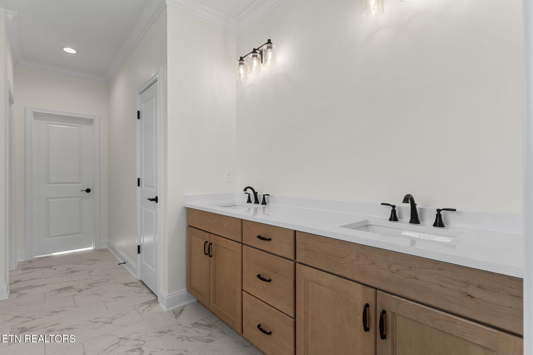 double vanity - 332 Rugby Manor Ln, Knoxville, TN 37923, Knoxville