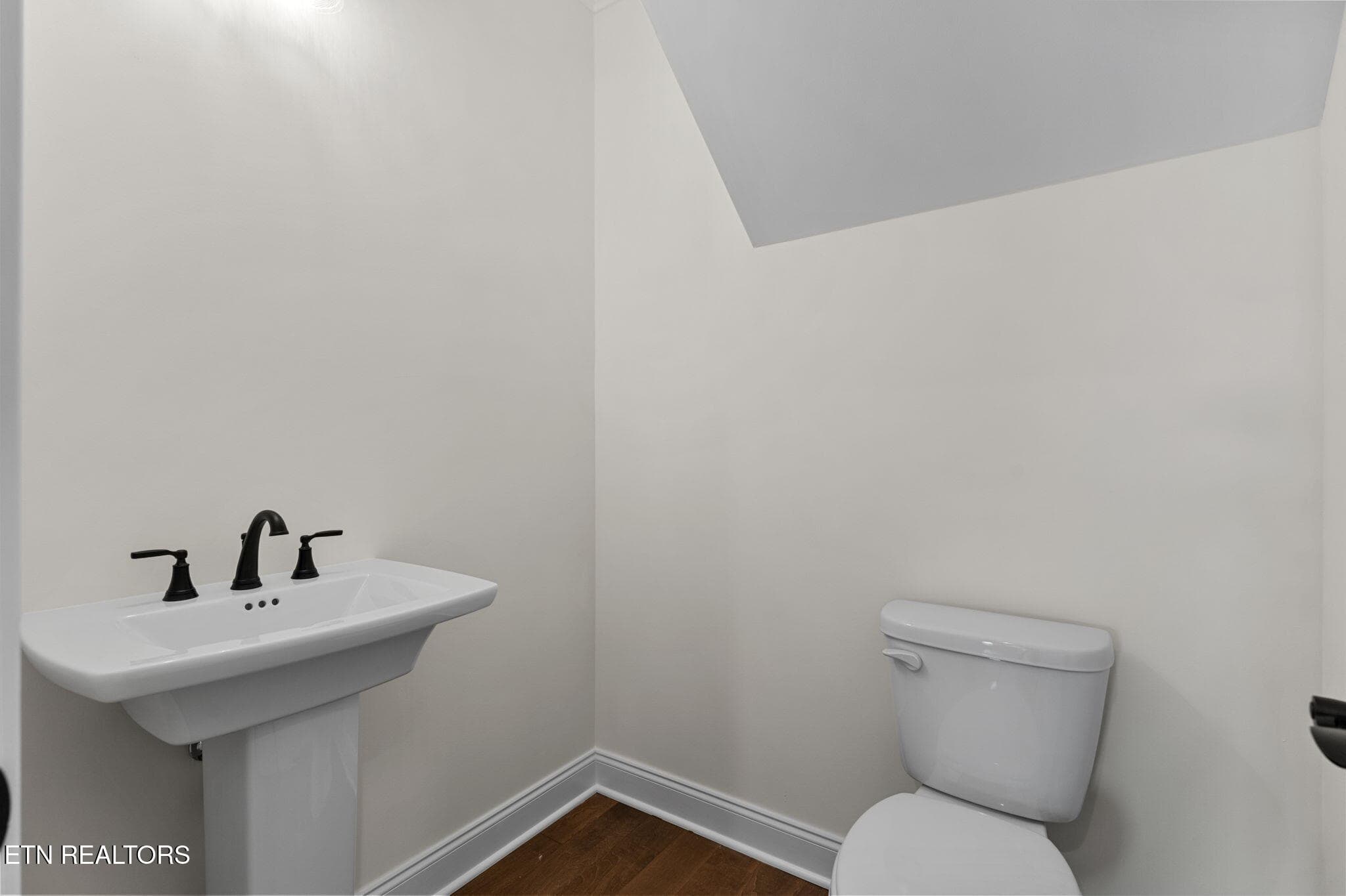 powder room - 332 Rugby Manor Ln, Knoxville, TN 37923, Knoxville