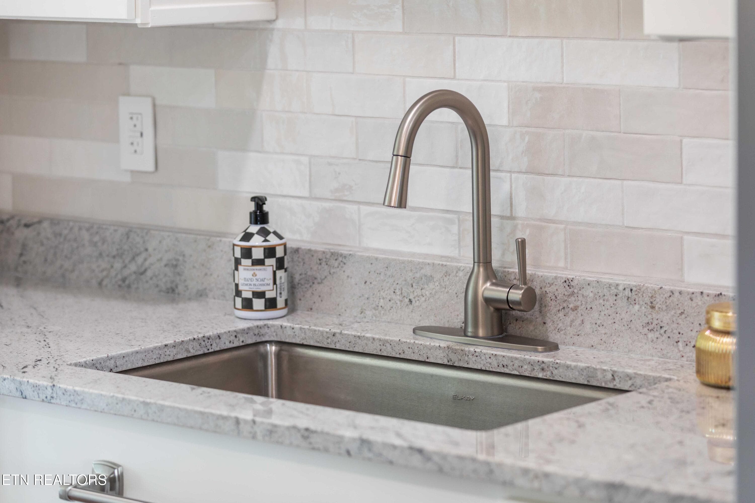New backsplash & granite counters - 227 Sugar Maple Court, Madisonville, TN 37354