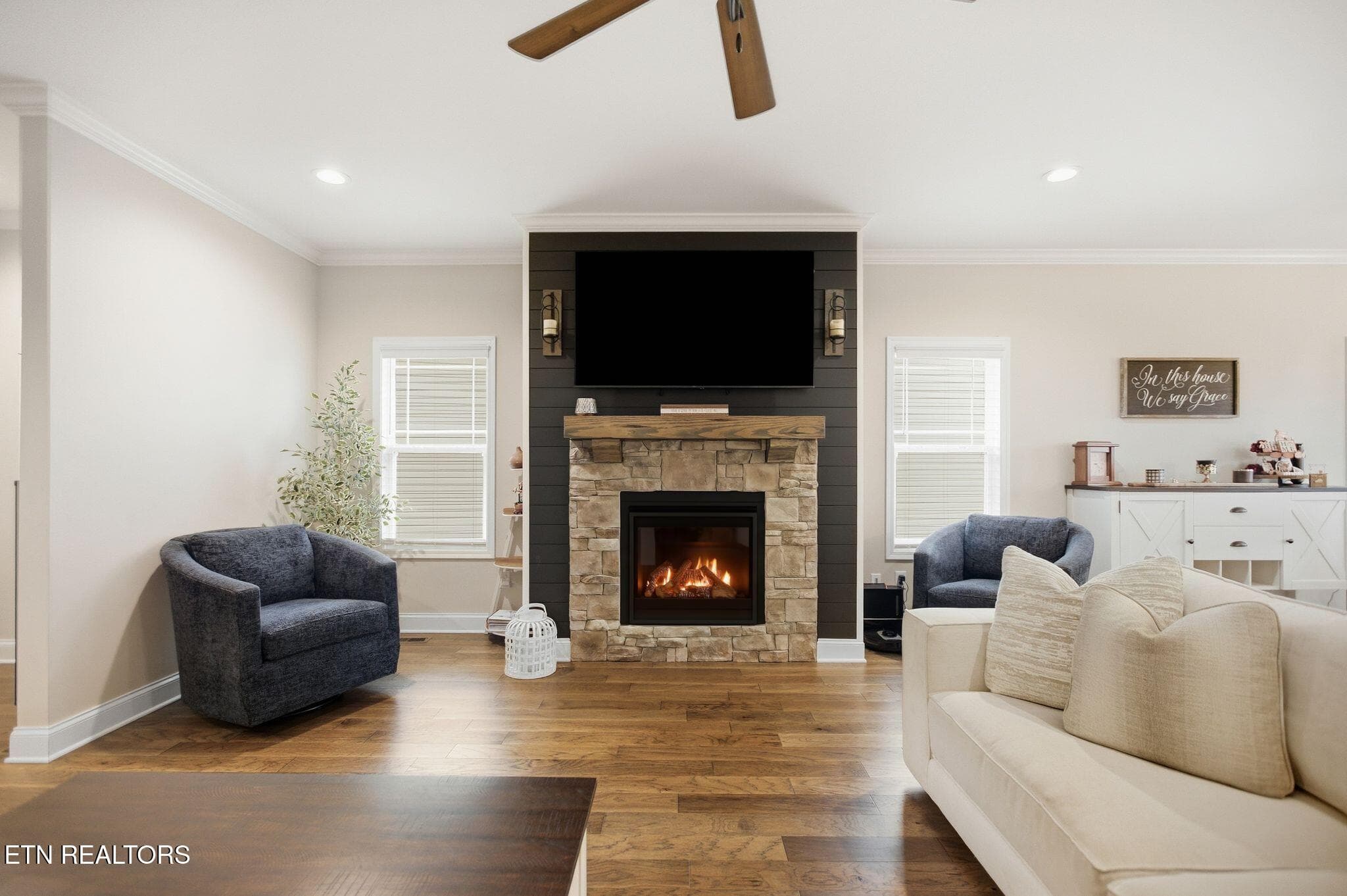031_4M6A4968_with_fire - 2211 Lulu Lizzy Lane, Knoxville, TN 37932, Knoxville