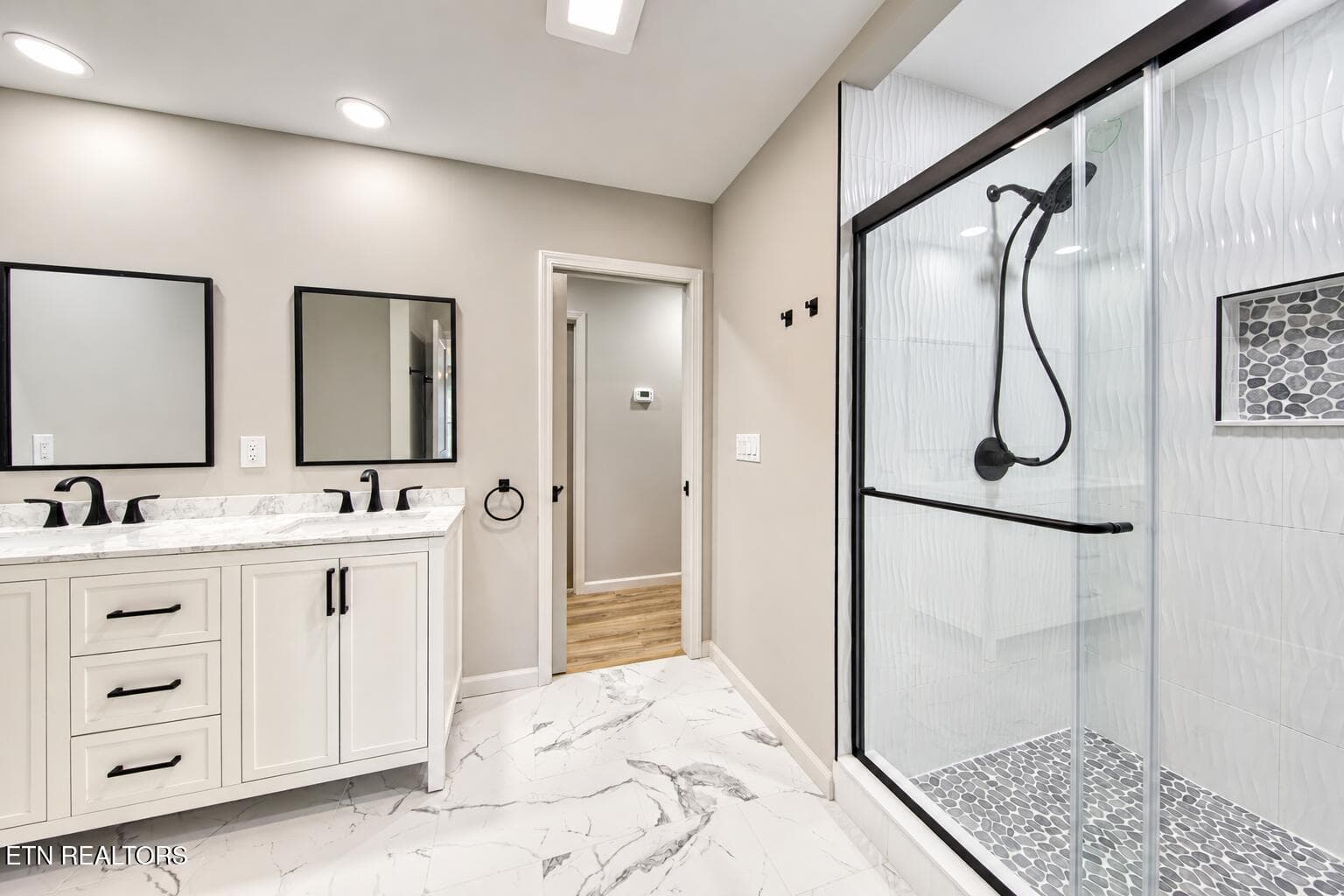 Bath - 102 Love Drive, Harriman, TN 37748, Harriman