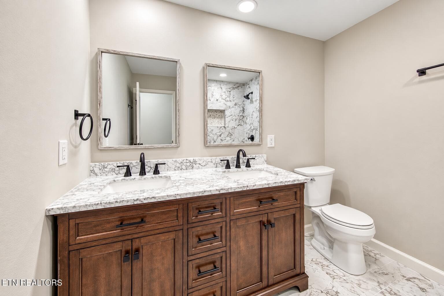 Bath - 102 Love Drive, Harriman, TN 37748, Harriman