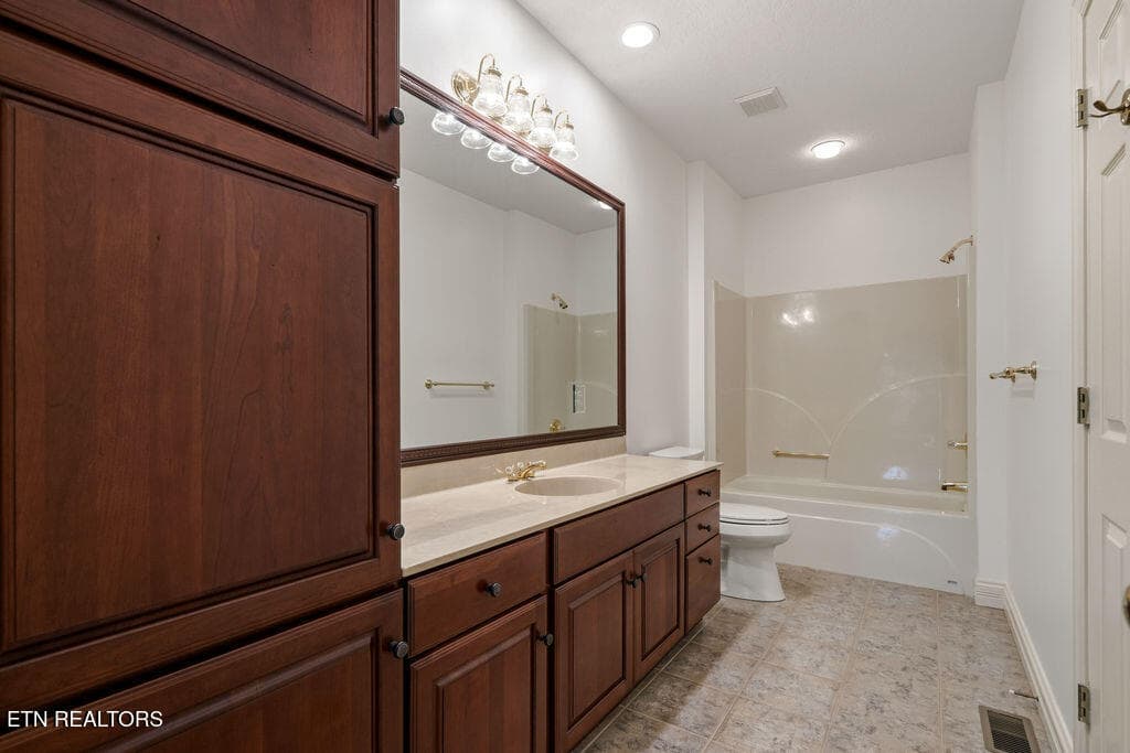 Main Floor Bathroom - 631 Tanasi Lane, Loudon, TN 37774, Loudon