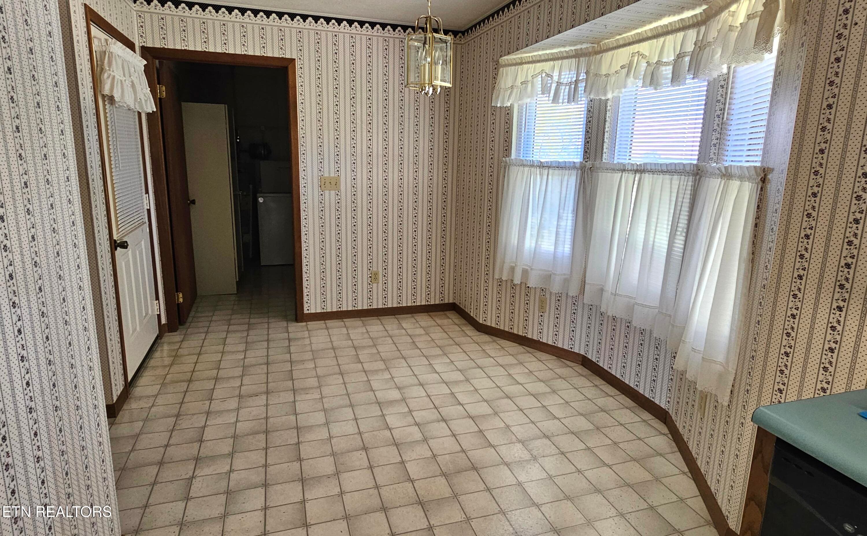 Breakfast Nook Full - 224 Helton St, Kodak, TN 37764, Kodak