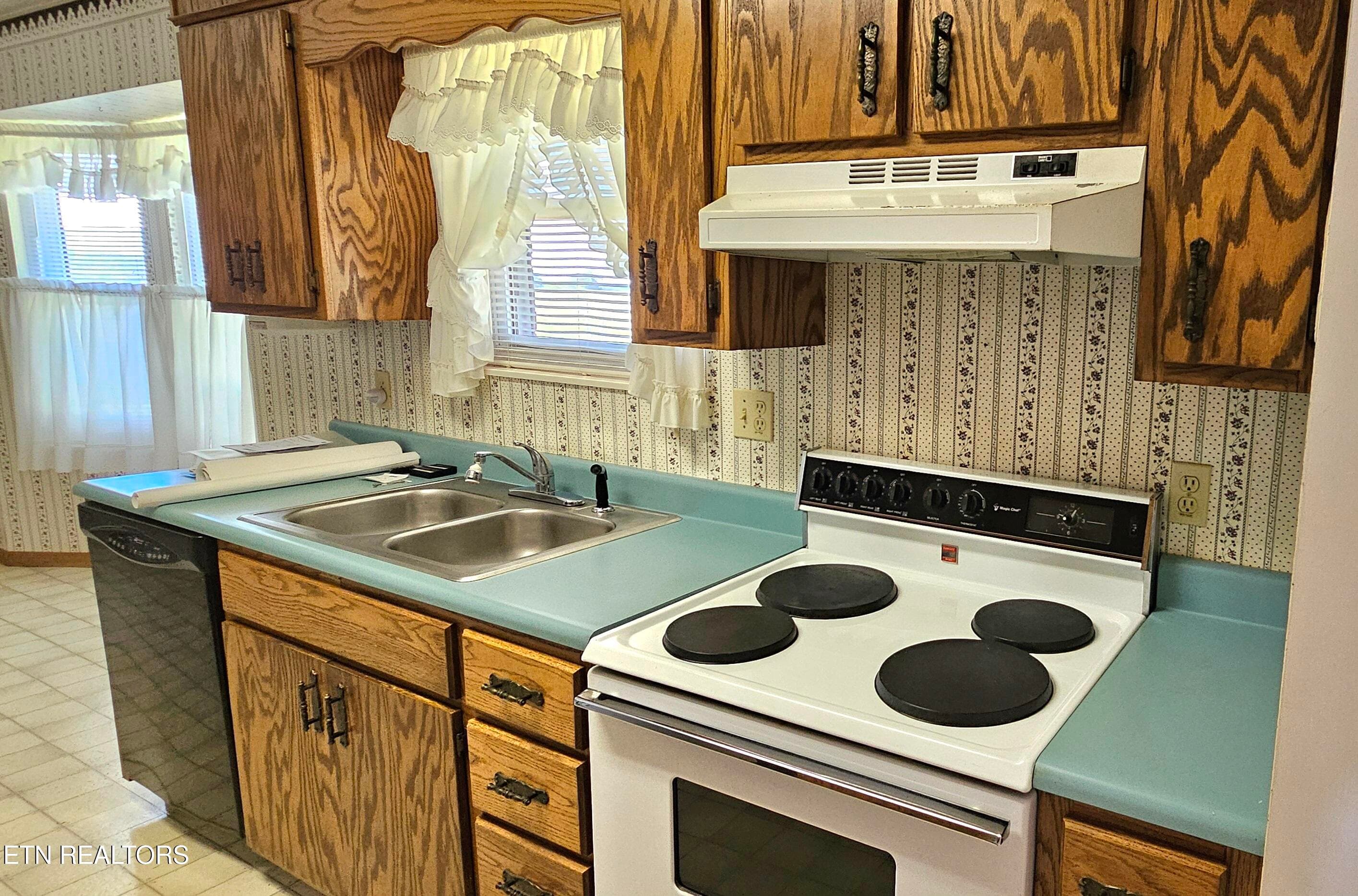 Kitchen Appl. - 224 Helton St, Kodak, TN 37764, Kodak