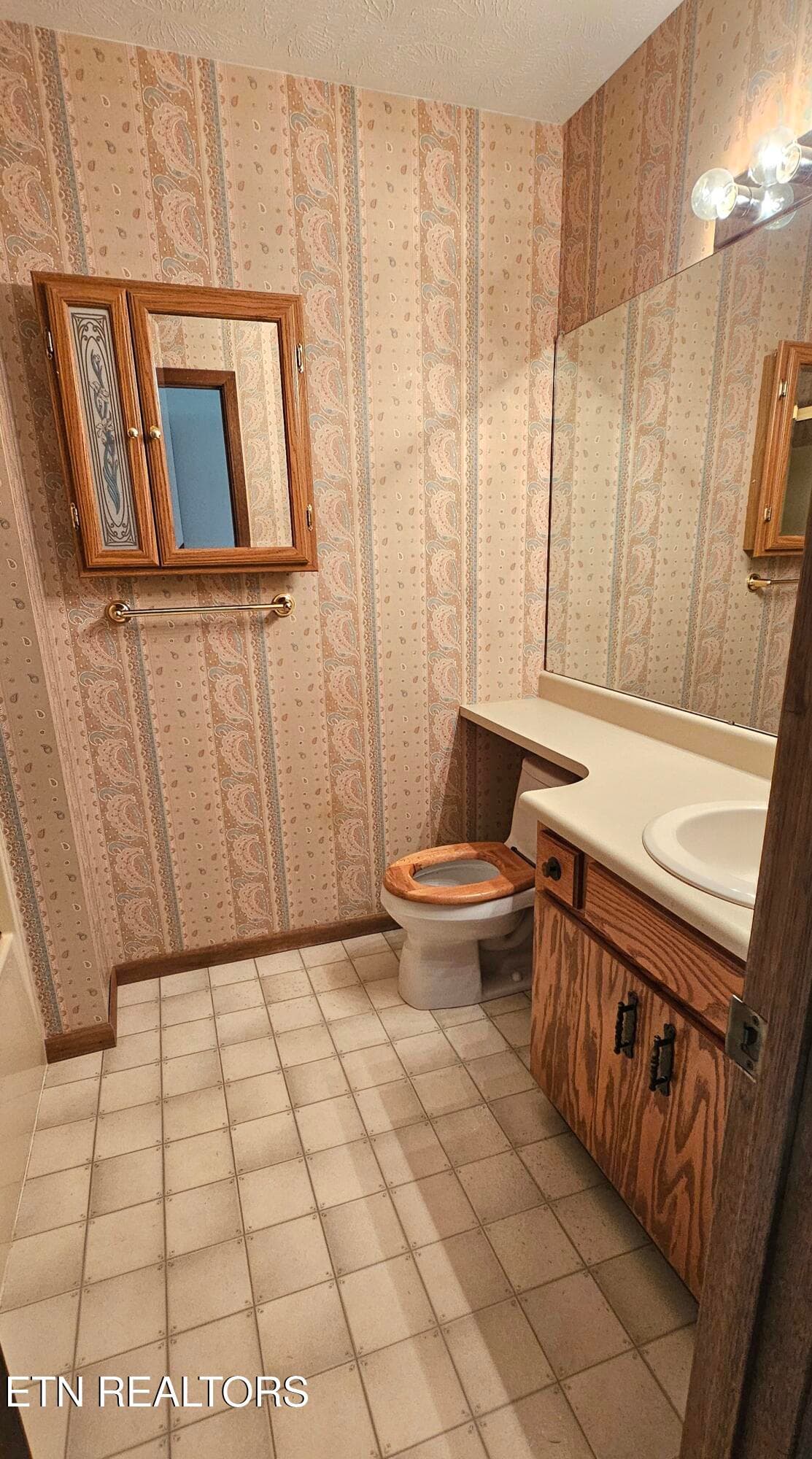 Master Bath - 224 Helton St, Kodak, TN 37764, Kodak