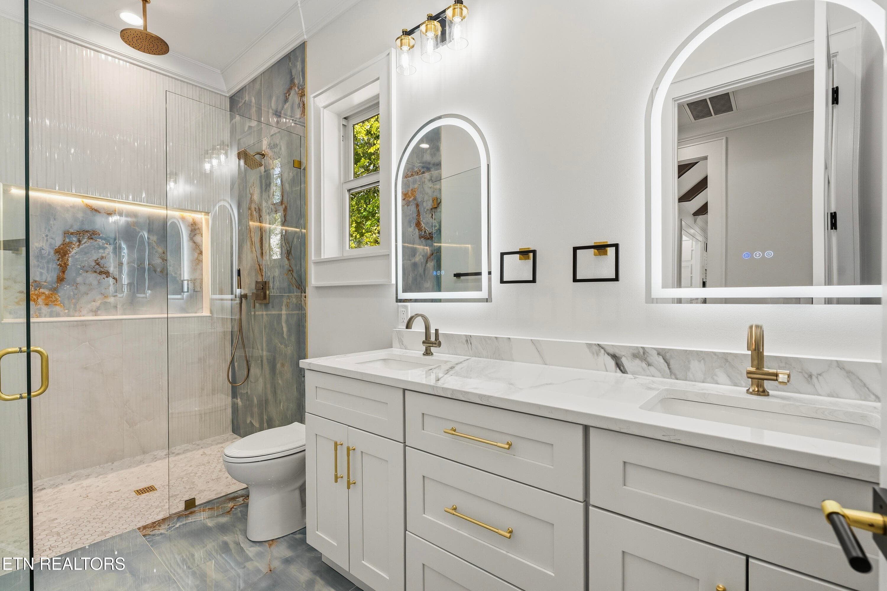 Guest Bathroom - 212 Chatuga Way, Loudon, TN 37774, Loudon