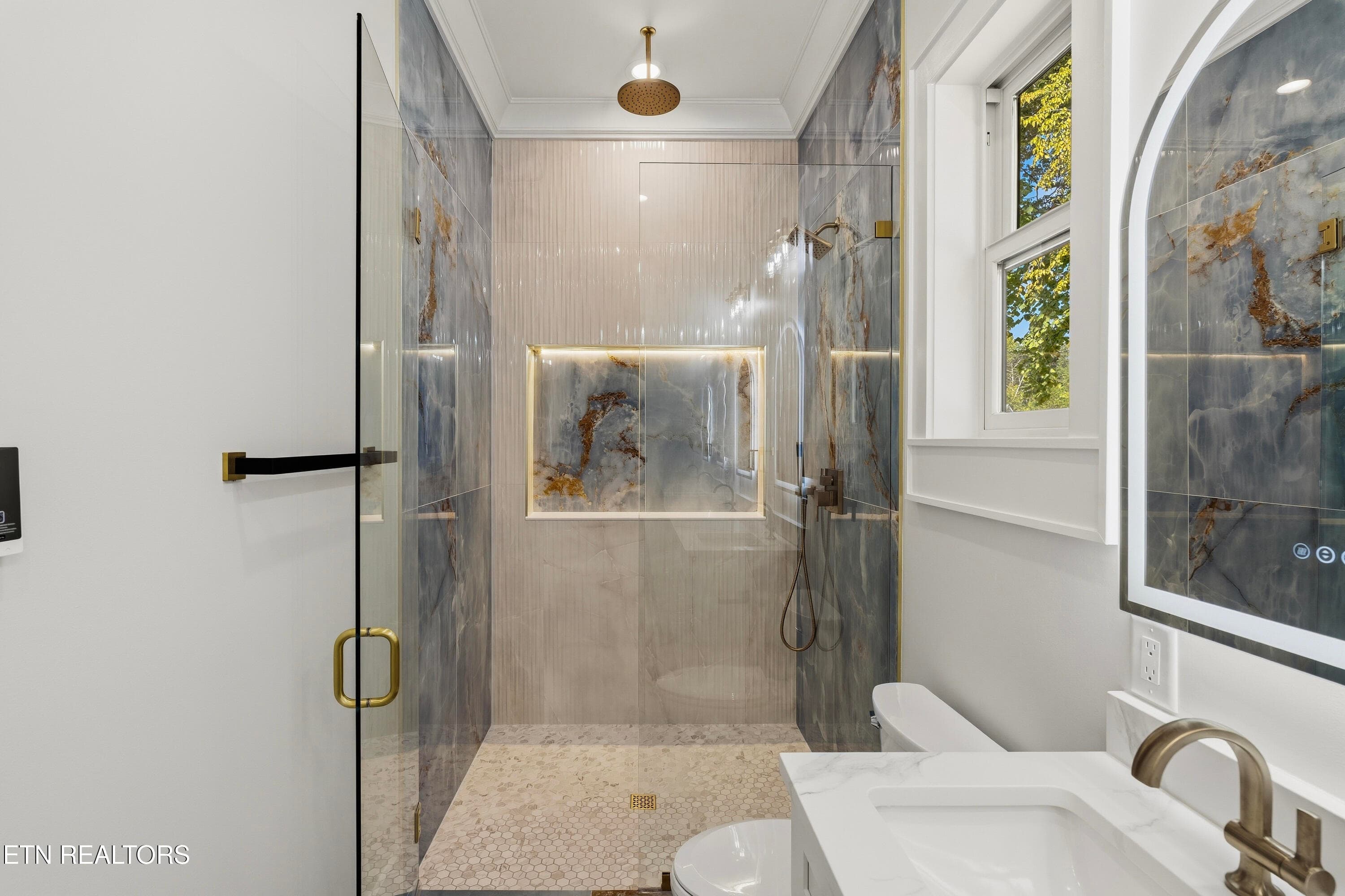 Guest Bathroom - 212 Chatuga Way, Loudon, TN 37774, Loudon