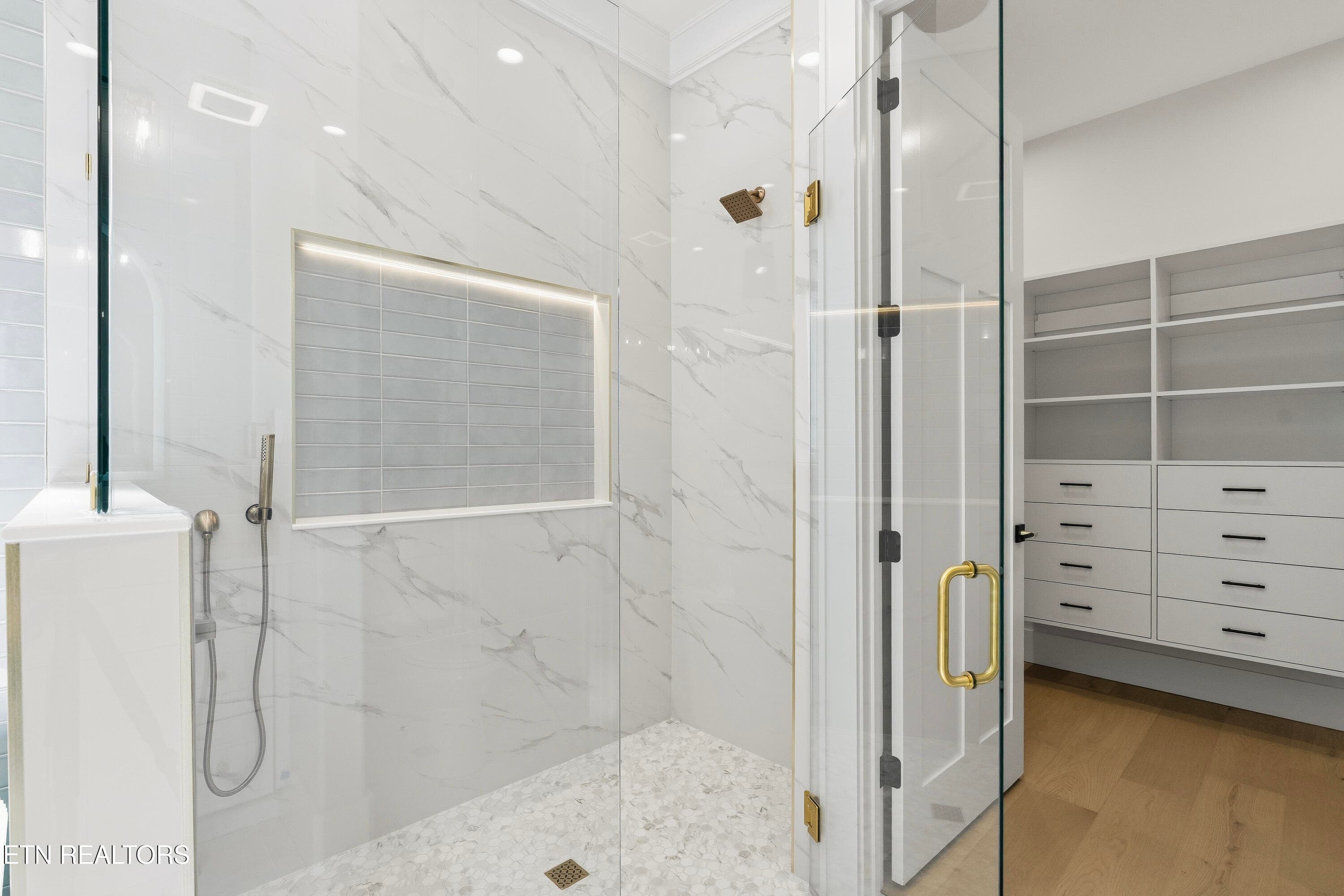 Master Shower / Closet - 212 Chatuga Way, Loudon, TN 37774, Loudon