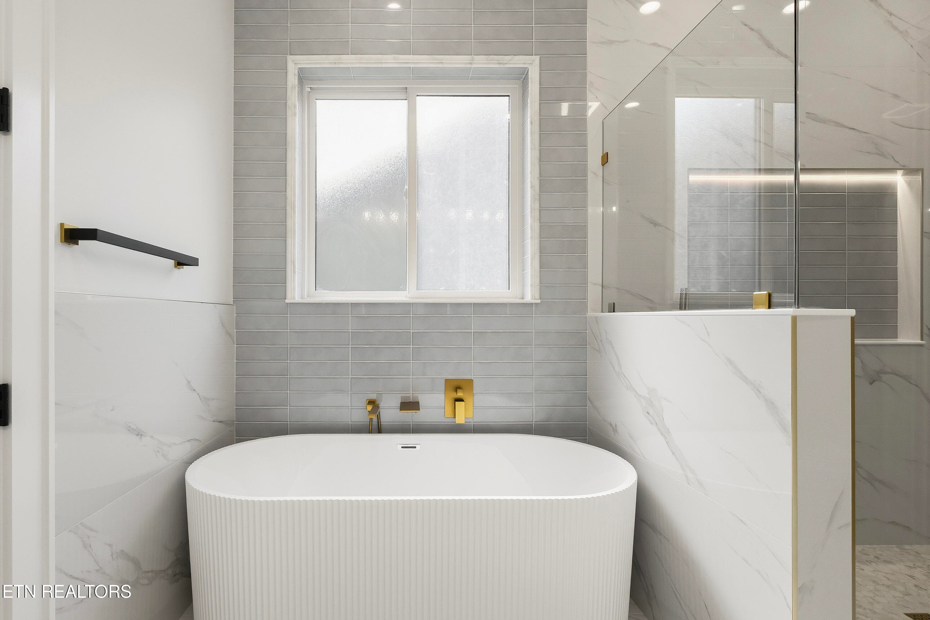 Master Tub / Shower - 212 Chatuga Way, Loudon, TN 37774, Loudon