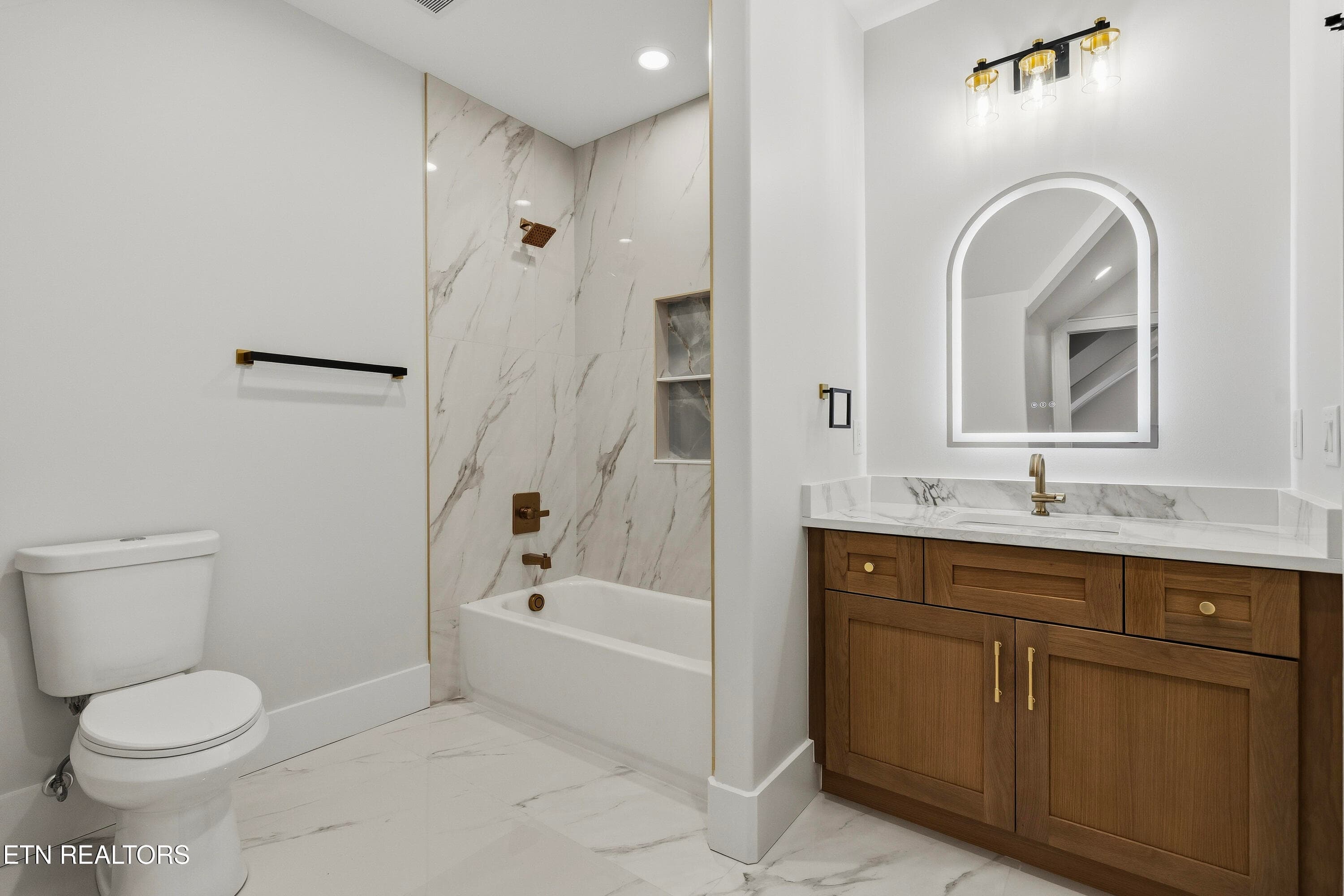 Bonus Bathroom - 212 Chatuga Way, Loudon, TN 37774, Loudon