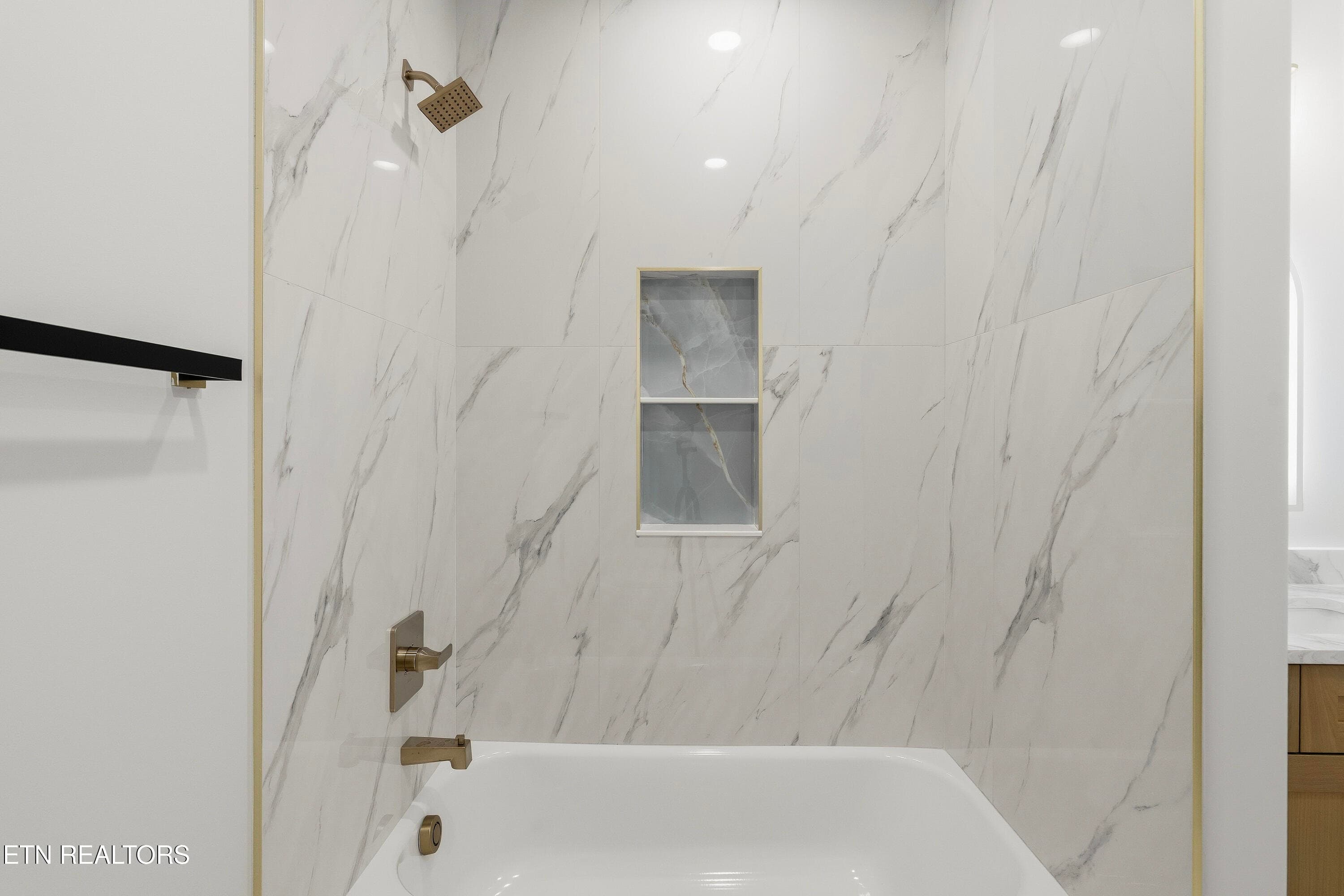 Bonus Bathroom - 212 Chatuga Way, Loudon, TN 37774, Loudon