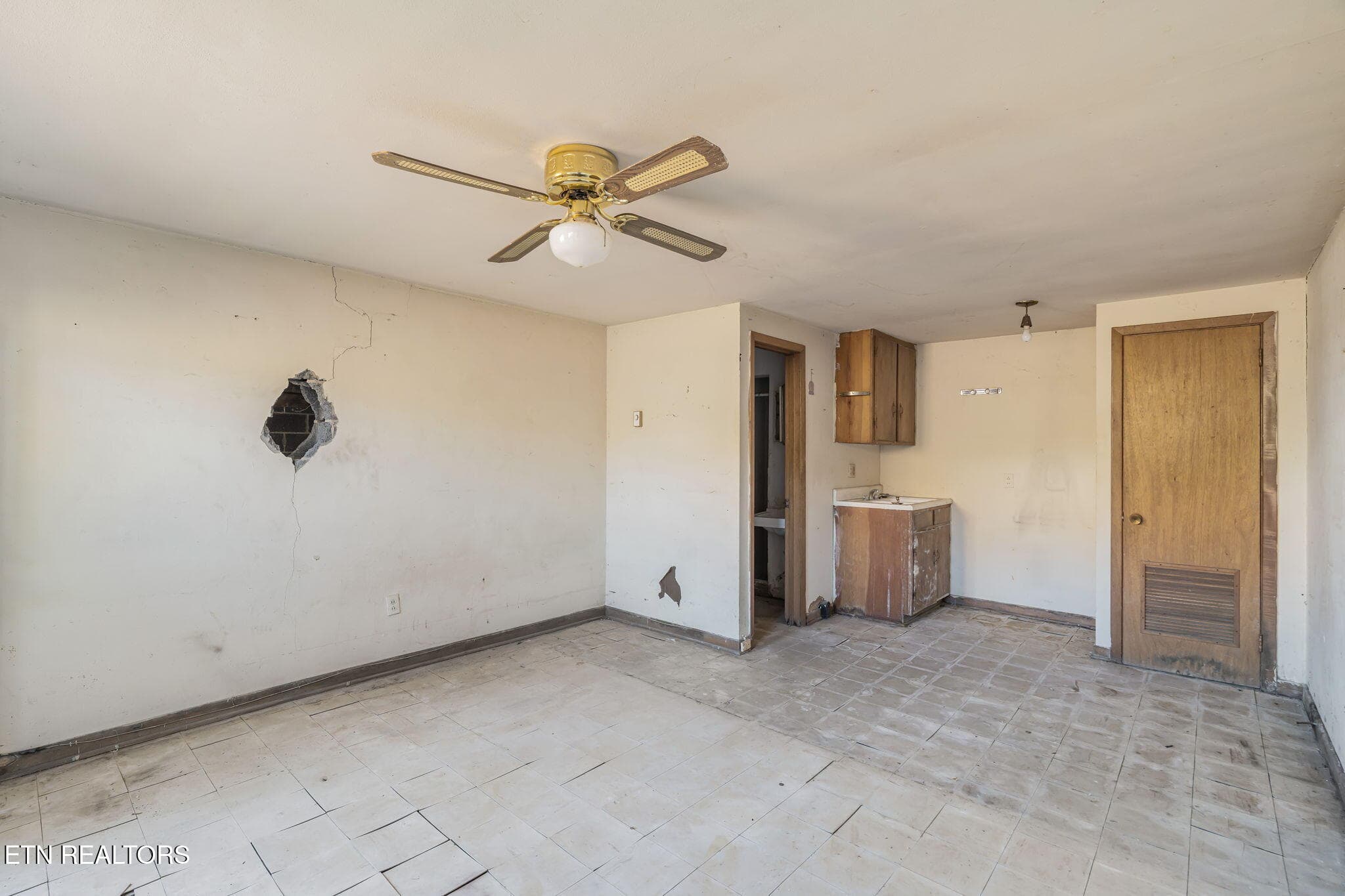 Room with Exterior Entrance - 1500 Exeter Ave, Knoxville, TN 37921, Knoxville