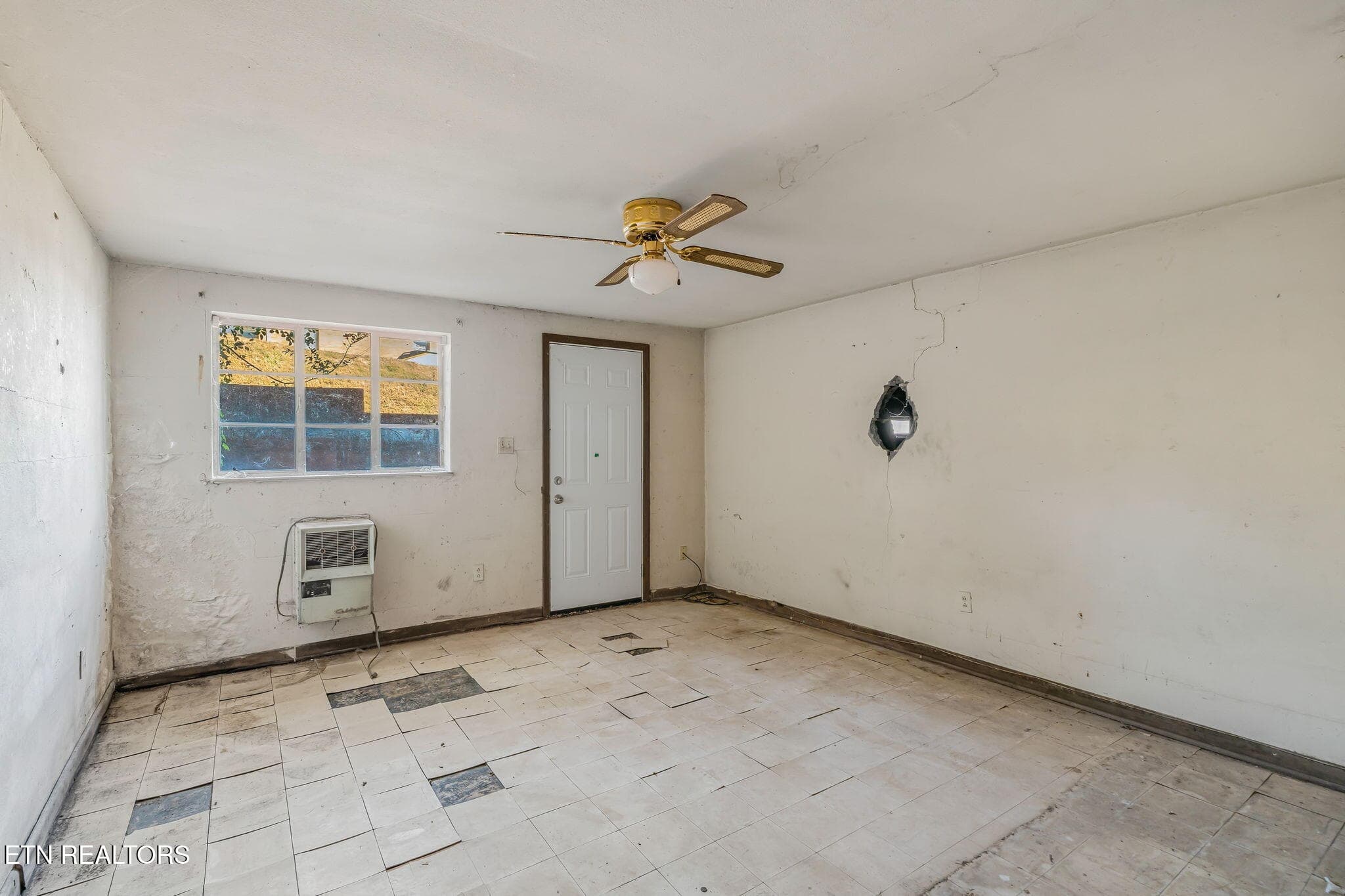 Room with Exterior Entrance - 1500 Exeter Ave, Knoxville, TN 37921, Knoxville